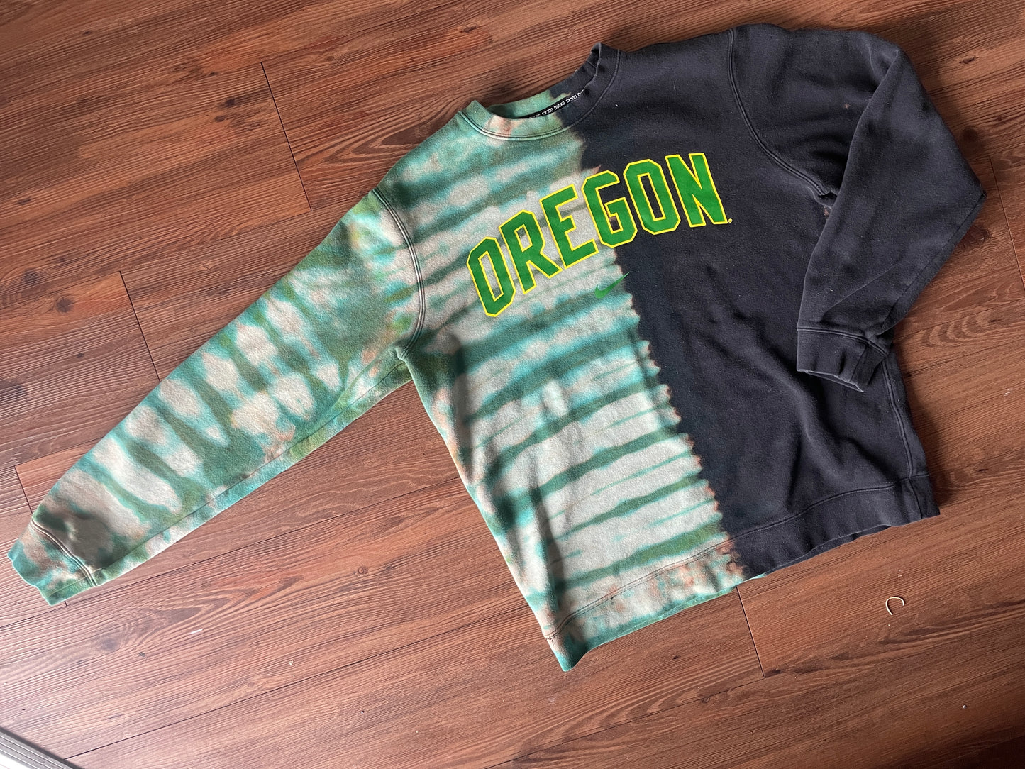 LARGE Men’s Nike Oregon Handmade Tie Dye Crewneck Sweatshirt | One-Of-a-Kind Black and Green Pleated Bleach Dye Long Sleeve