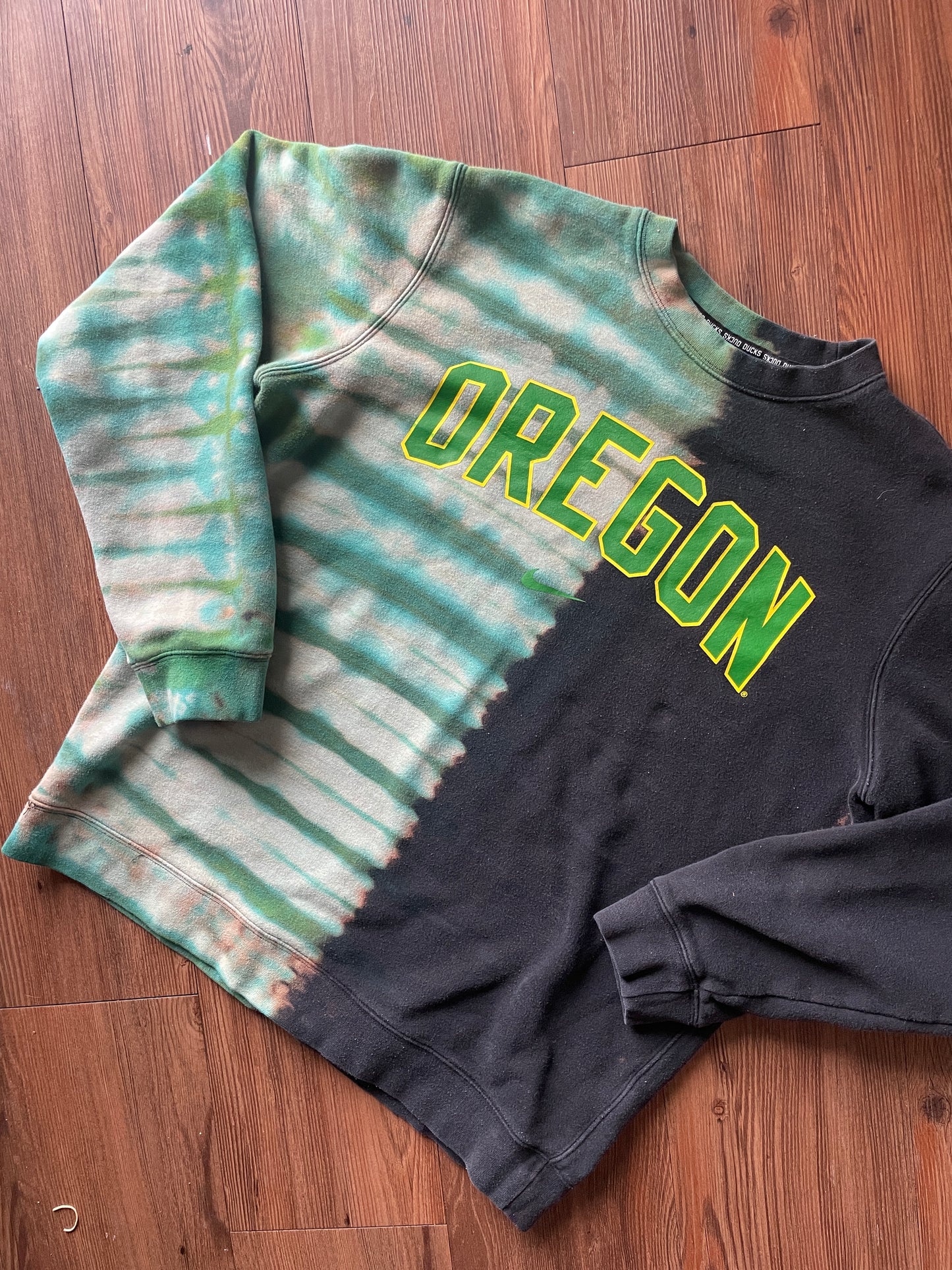 LARGE Men’s Nike Oregon Handmade Tie Dye Crewneck Sweatshirt | One-Of-a-Kind Black and Green Pleated Bleach Dye Long Sleeve