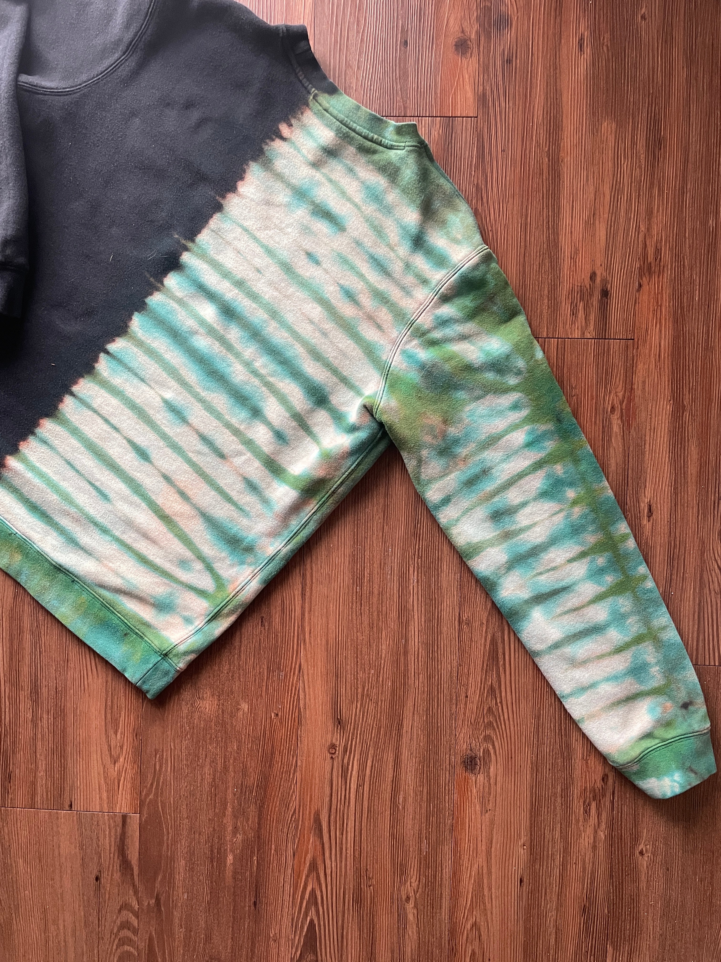 LARGE Men’s Nike Oregon Handmade Tie Dye Crewneck Sweatshirt | One-Of-a-Kind Black and Green Pleated Bleach Dye Long Sleeve
