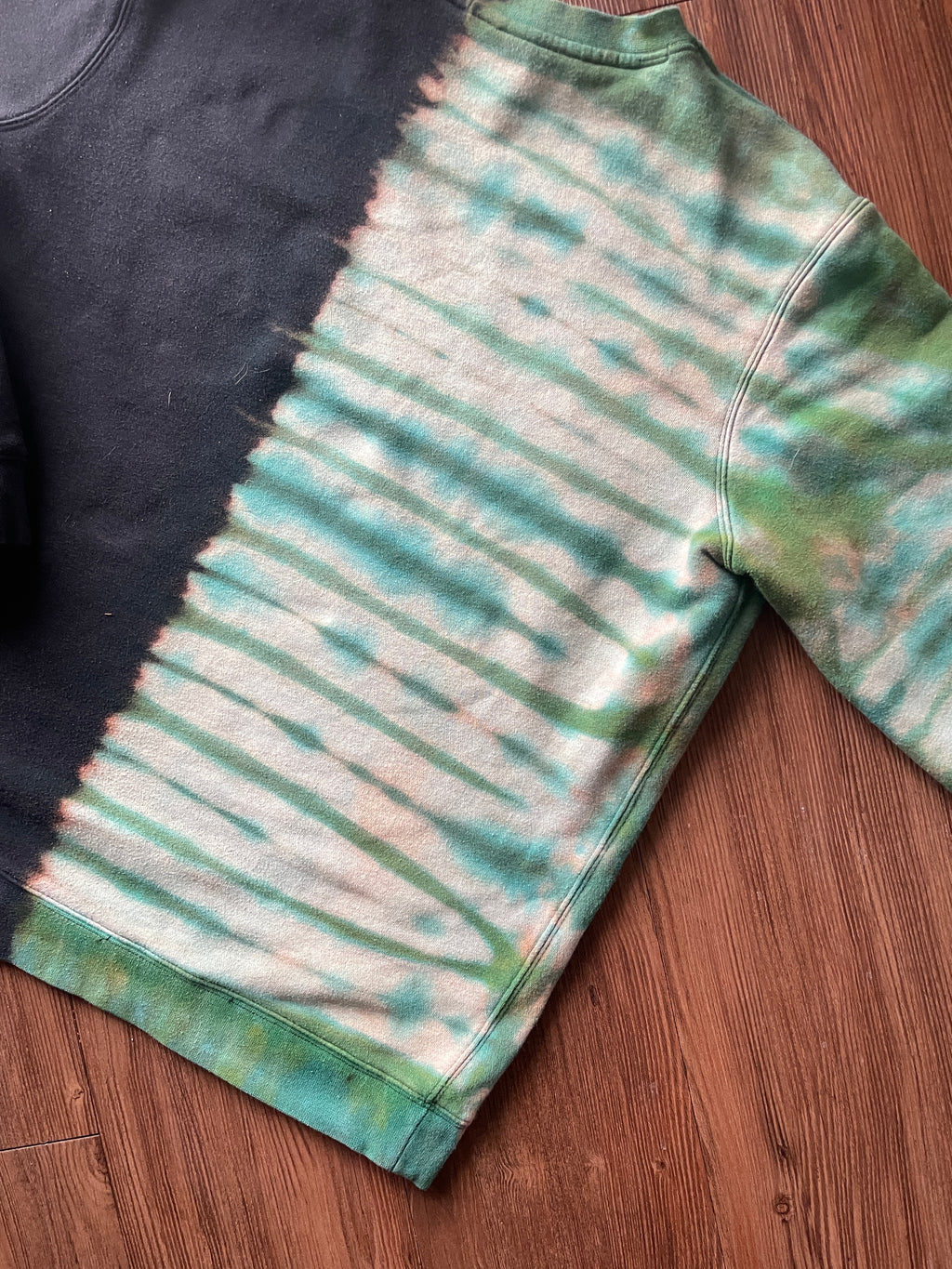 LARGE Men’s Nike Oregon Handmade Tie Dye Crewneck Sweatshirt | One-Of-a-Kind Black and Green Pleated Bleach Dye Long Sleeve