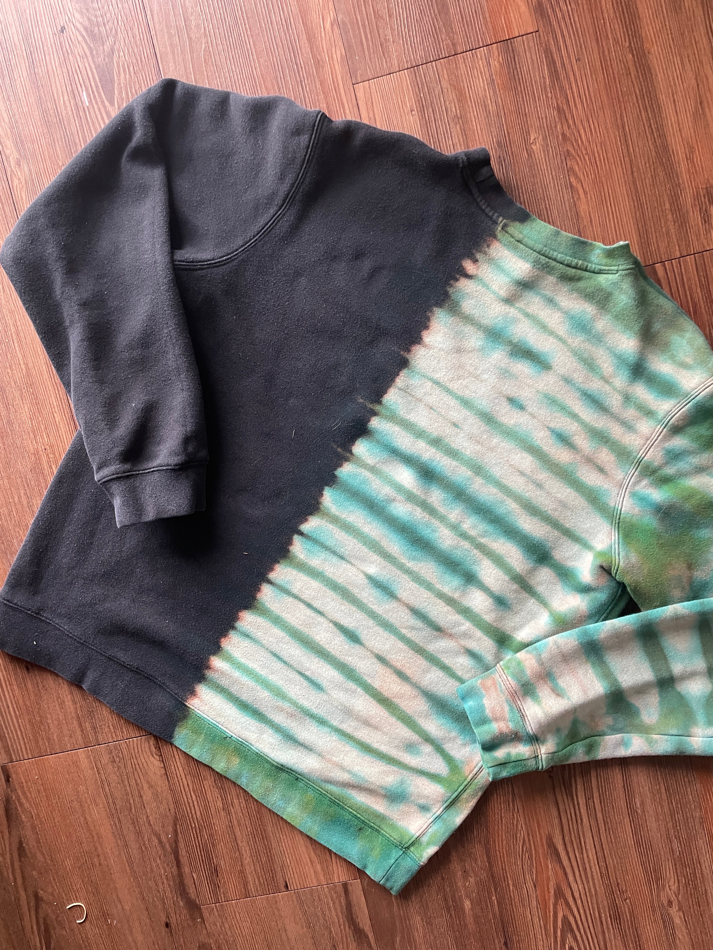 LARGE Men’s Nike Oregon Handmade Tie Dye Crewneck Sweatshirt | One-Of-a-Kind Black and Green Pleated Bleach Dye Long Sleeve