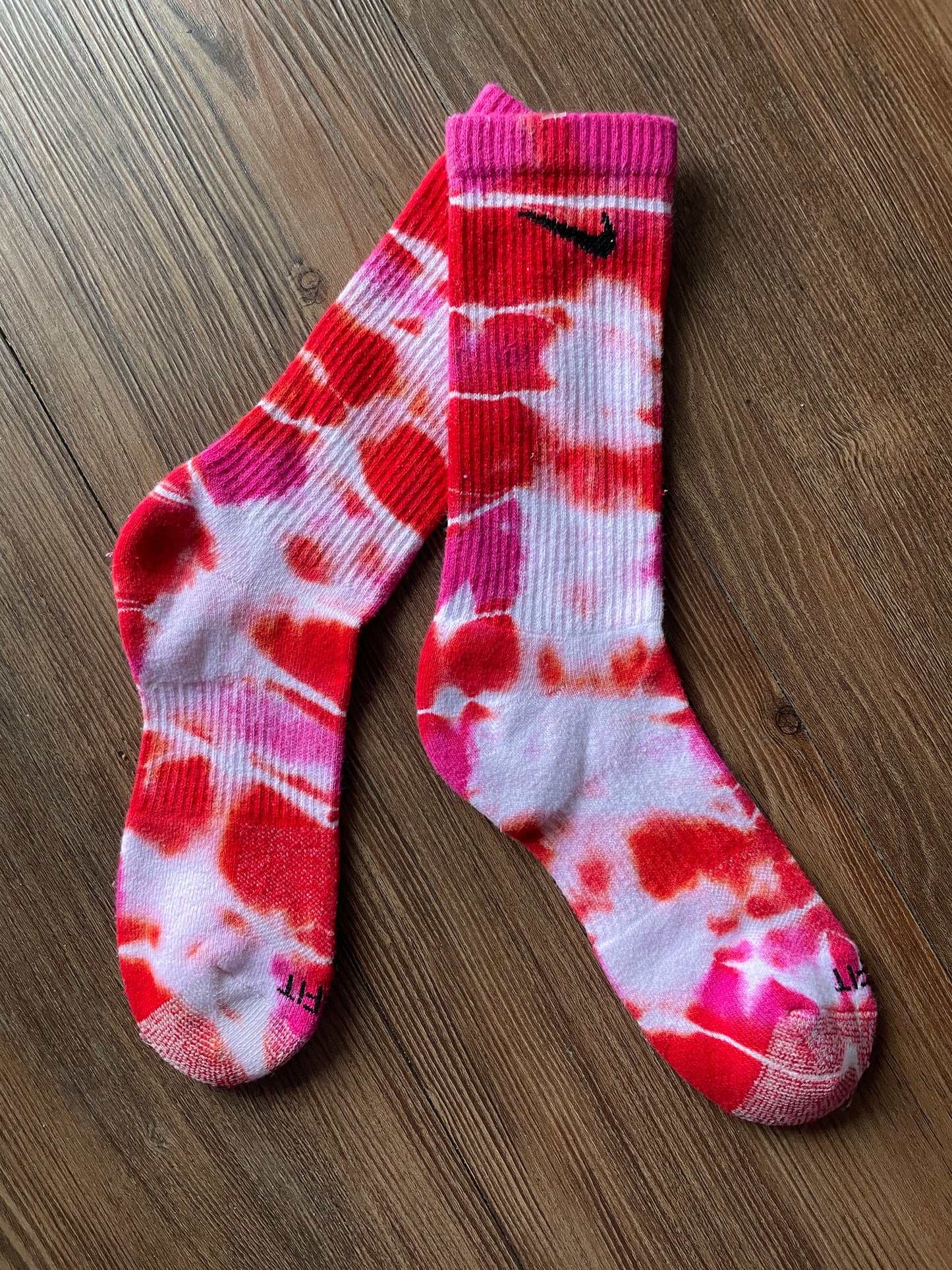 Red and Pink Tie Dye Nike Dri-FIT Everyday Plus Training Socks - Size Medium (Men's 6-8/Women's 7-10)