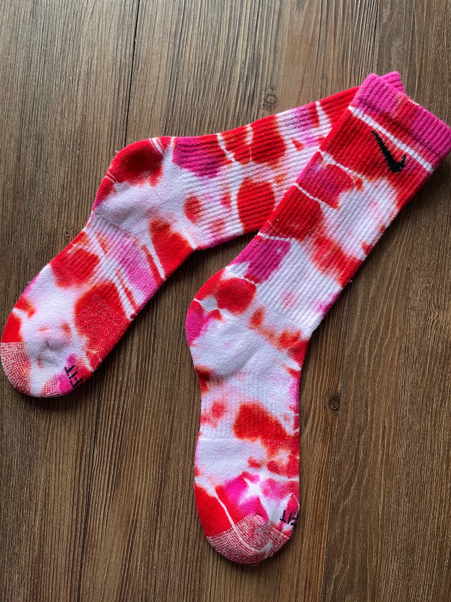 Red and Pink Tie Dye Nike Dri-FIT Everyday Plus Training Socks - Size Medium (Men's 6-8/Women's 7-10)