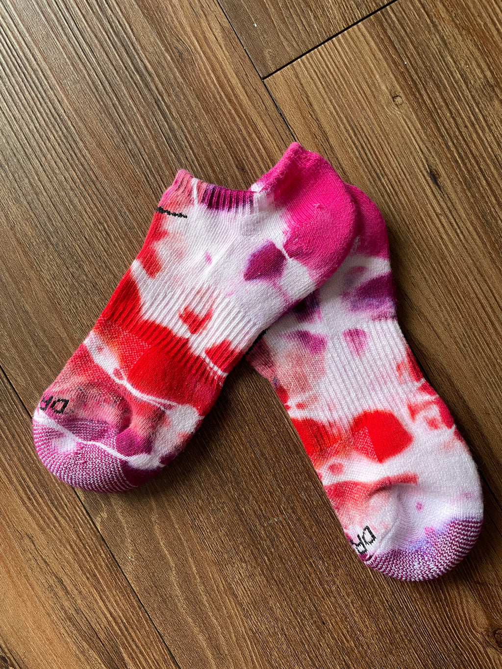 Red, Pink, and White Tie Dye Nike Dri-FIT Everyday Plus Ankle Socks - Size Medium (Men's 6-8/Women's 7-10)