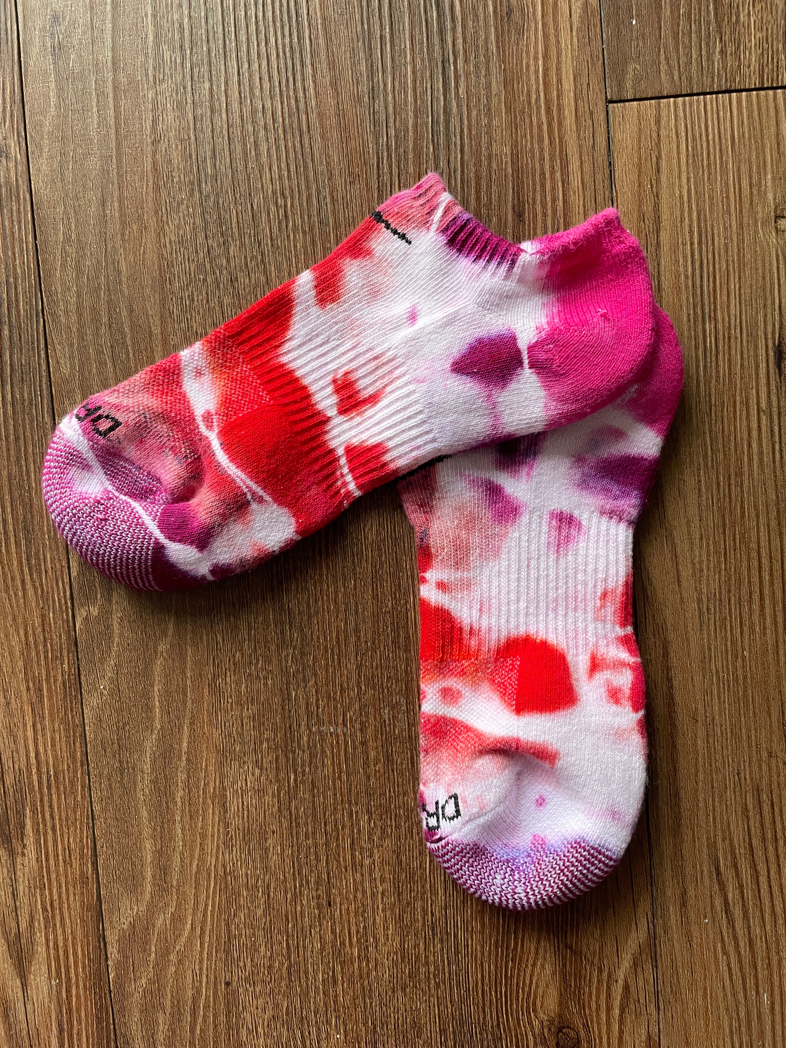 Red, Pink, and White Tie Dye Nike Dri-FIT Everyday Plus Ankle Socks - Size Medium (Men's 6-8/Women's 7-10)