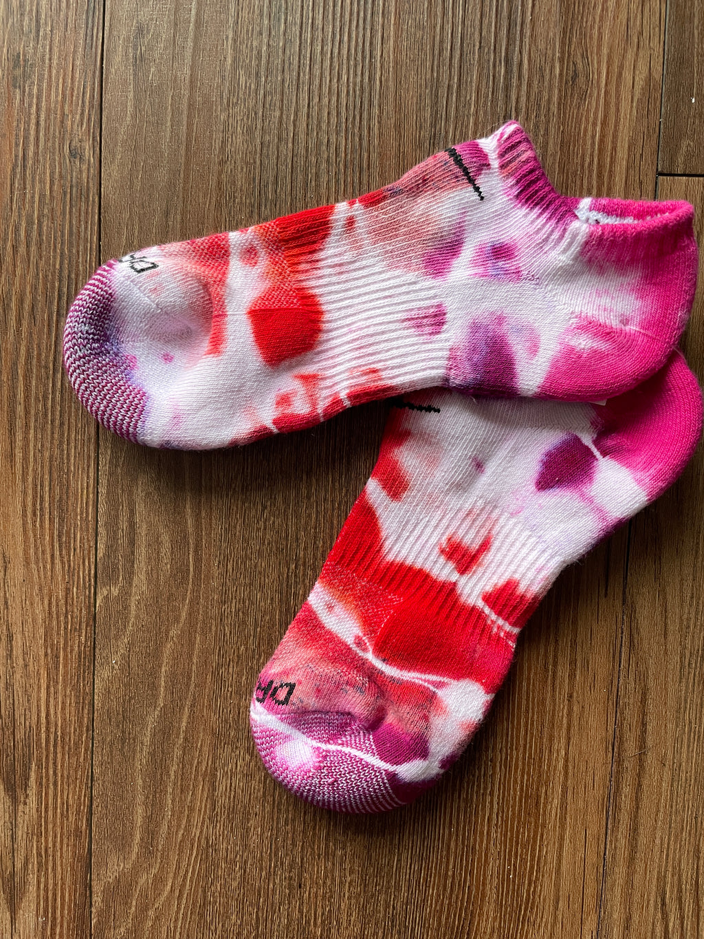 Red, Pink, and White Tie Dye Nike Dri-FIT Everyday Plus Ankle Socks - Size Medium (Men's 6-8/Women's 7-10)