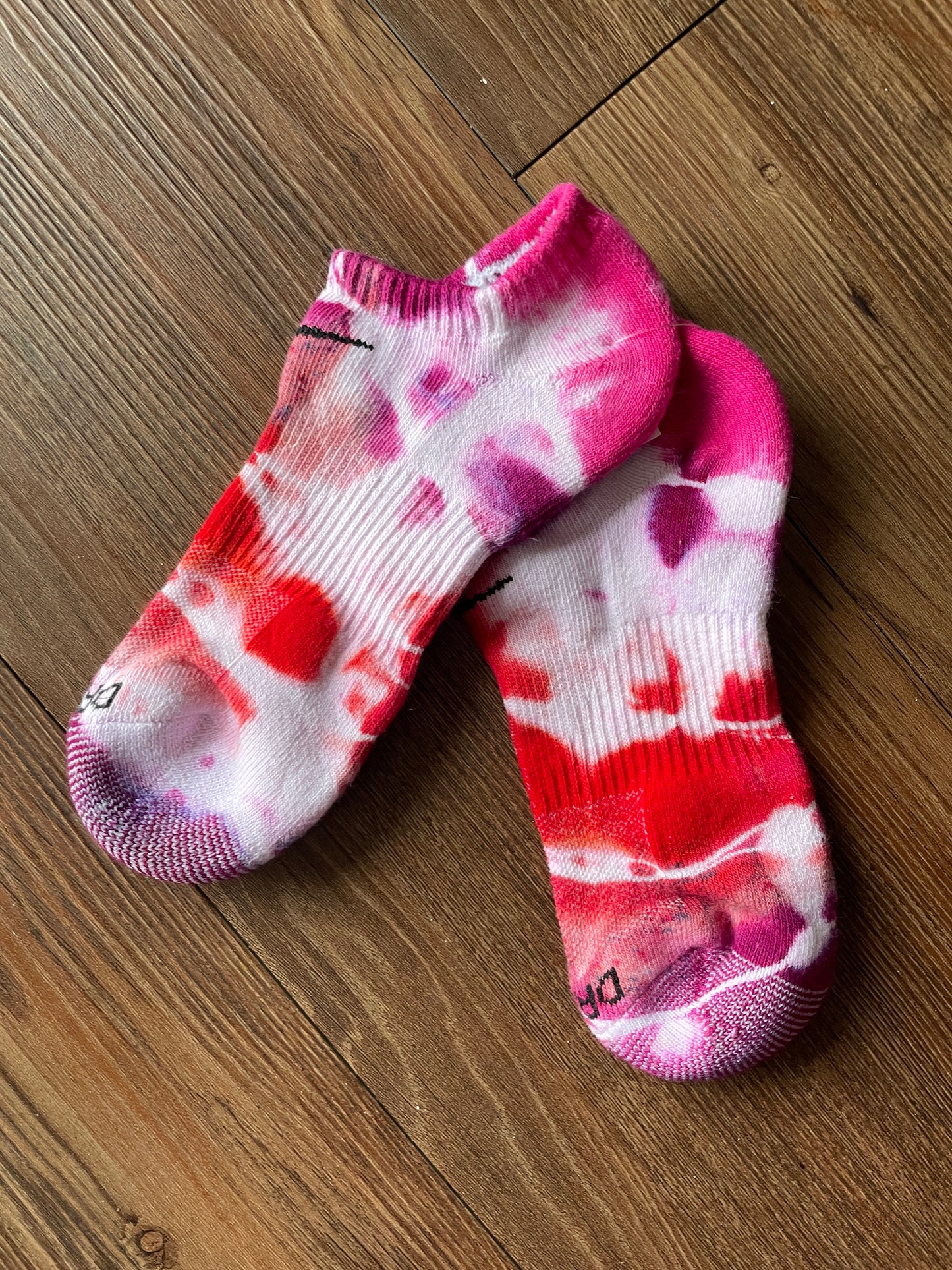 Red, Pink, and White Tie Dye Nike Dri-FIT Everyday Plus Ankle Socks - Size Medium (Men's 6-8/Women's 7-10)