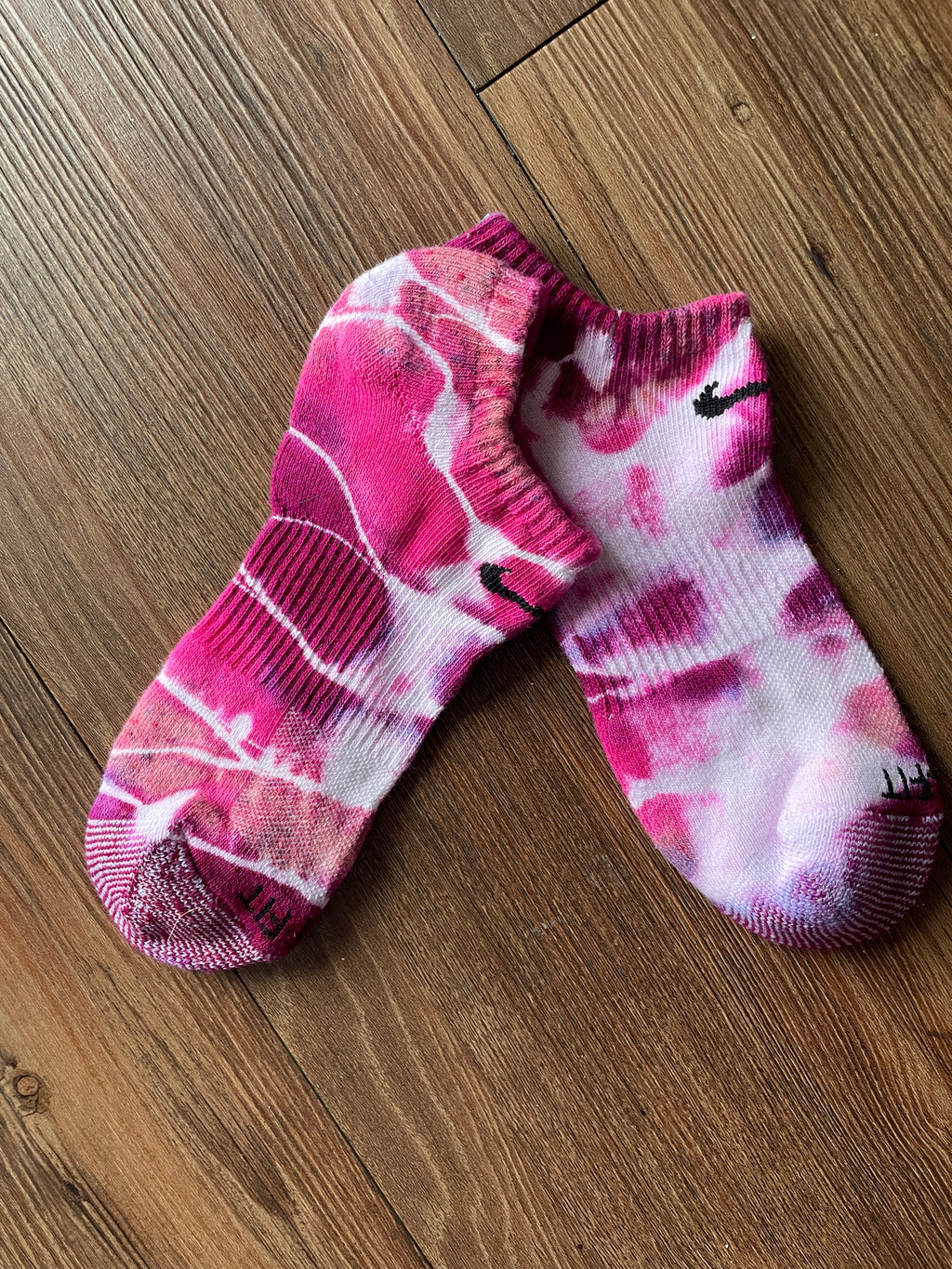 Shades of Pink and White Tie Dye Nike Dri-FIT Everyday Plus Ankle Socks - Size Medium (Men's 6-8/Women's 7-10)