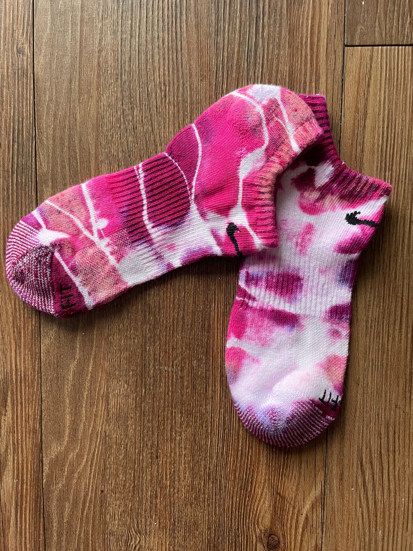 Shades of Pink and White Tie Dye Nike Dri-FIT Everyday Plus Ankle Socks - Size Medium (Men's 6-8/Women's 7-10)