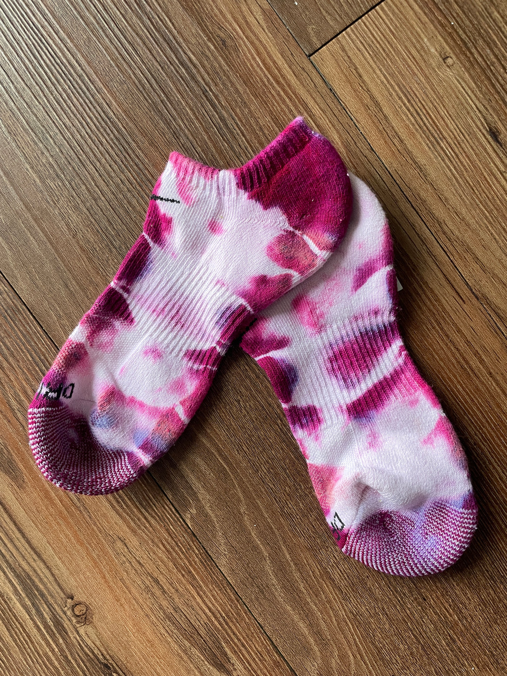 Shades of Pink and White Tie Dye Nike Dri-FIT Everyday Plus Ankle Socks - Size Medium (Men's 6-8/Women's 7-10)
