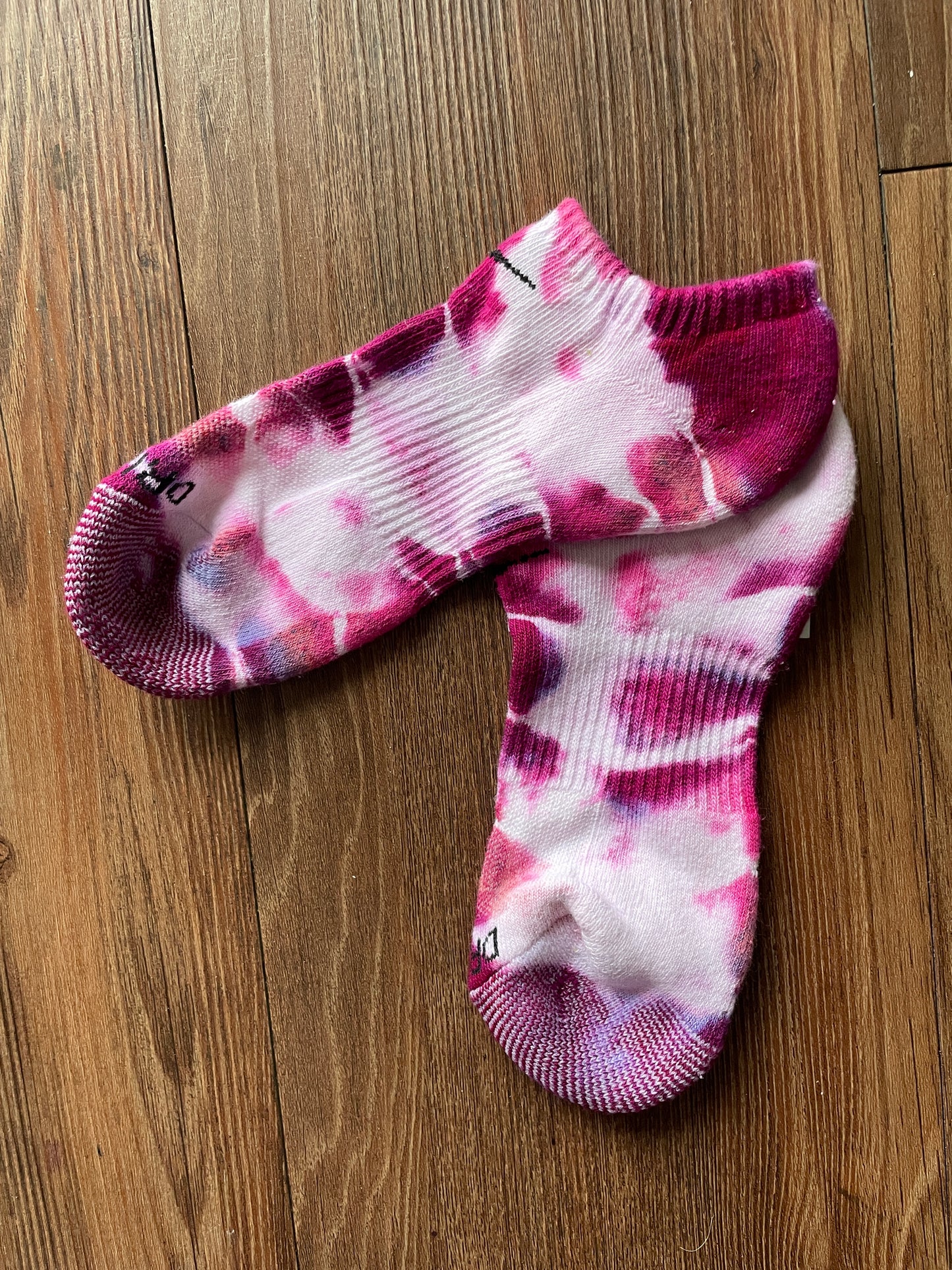 Shades of Pink and White Tie Dye Nike Dri-FIT Everyday Plus Ankle Socks - Size Medium (Men's 6-8/Women's 7-10)