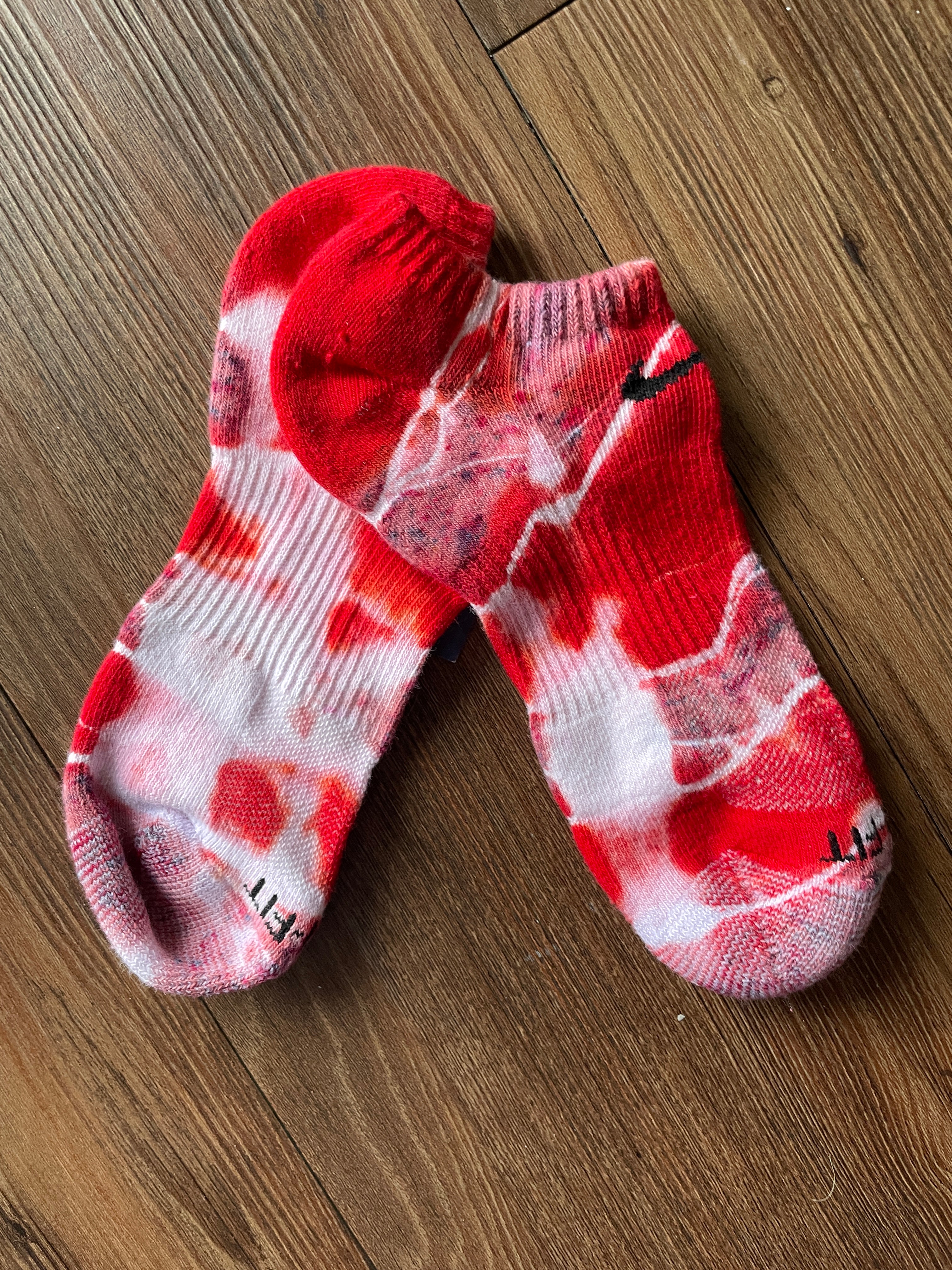 Shades of Red and White Tie Dye Nike Dri-FIT Everyday Plus Ankle Socks - Size Medium (Men's 6-8/Women's 7-10)