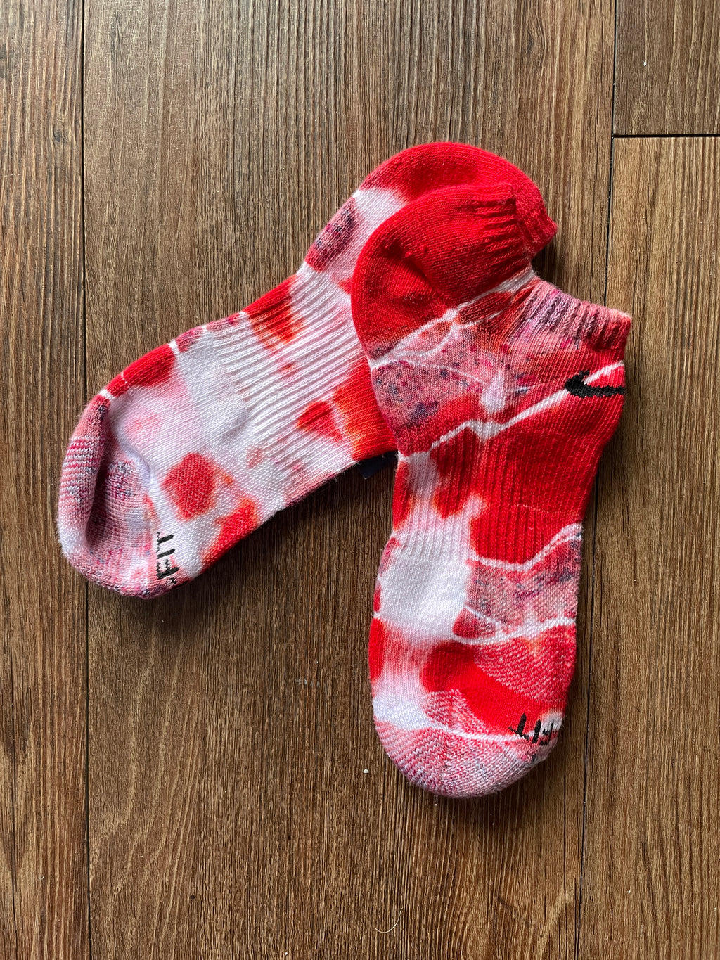 Shades of Red and White Tie Dye Nike Dri-FIT Everyday Plus Ankle Socks - Size Medium (Men's 6-8/Women's 7-10)