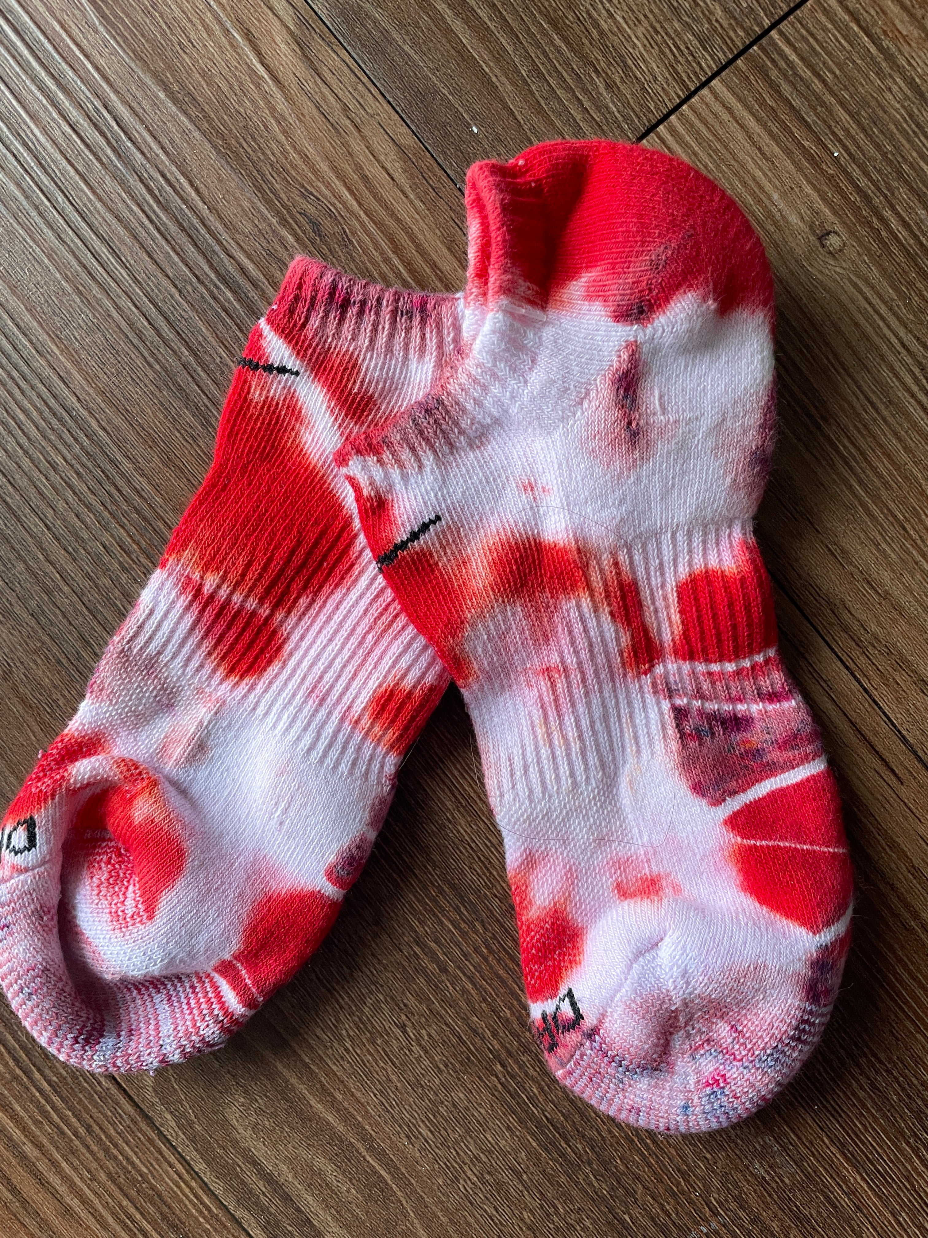 Shades of Red and White Tie Dye Nike Dri-FIT Everyday Plus Ankle Socks - Size Medium (Men's 6-8/Women's 7-10)
