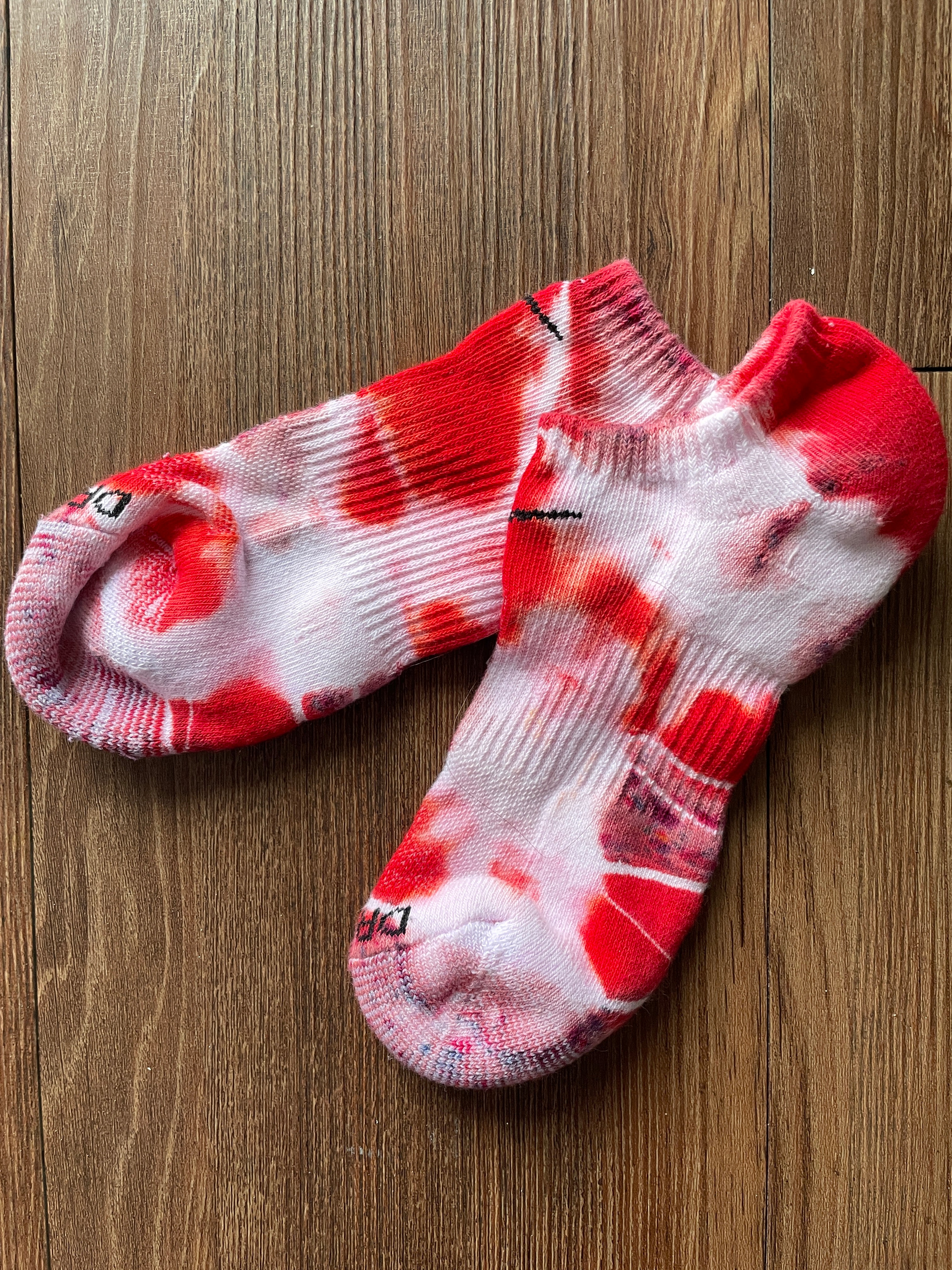 Shades of Red and White Tie Dye Nike Dri-FIT Everyday Plus Ankle Socks - Size Medium (Men's 6-8/Women's 7-10)