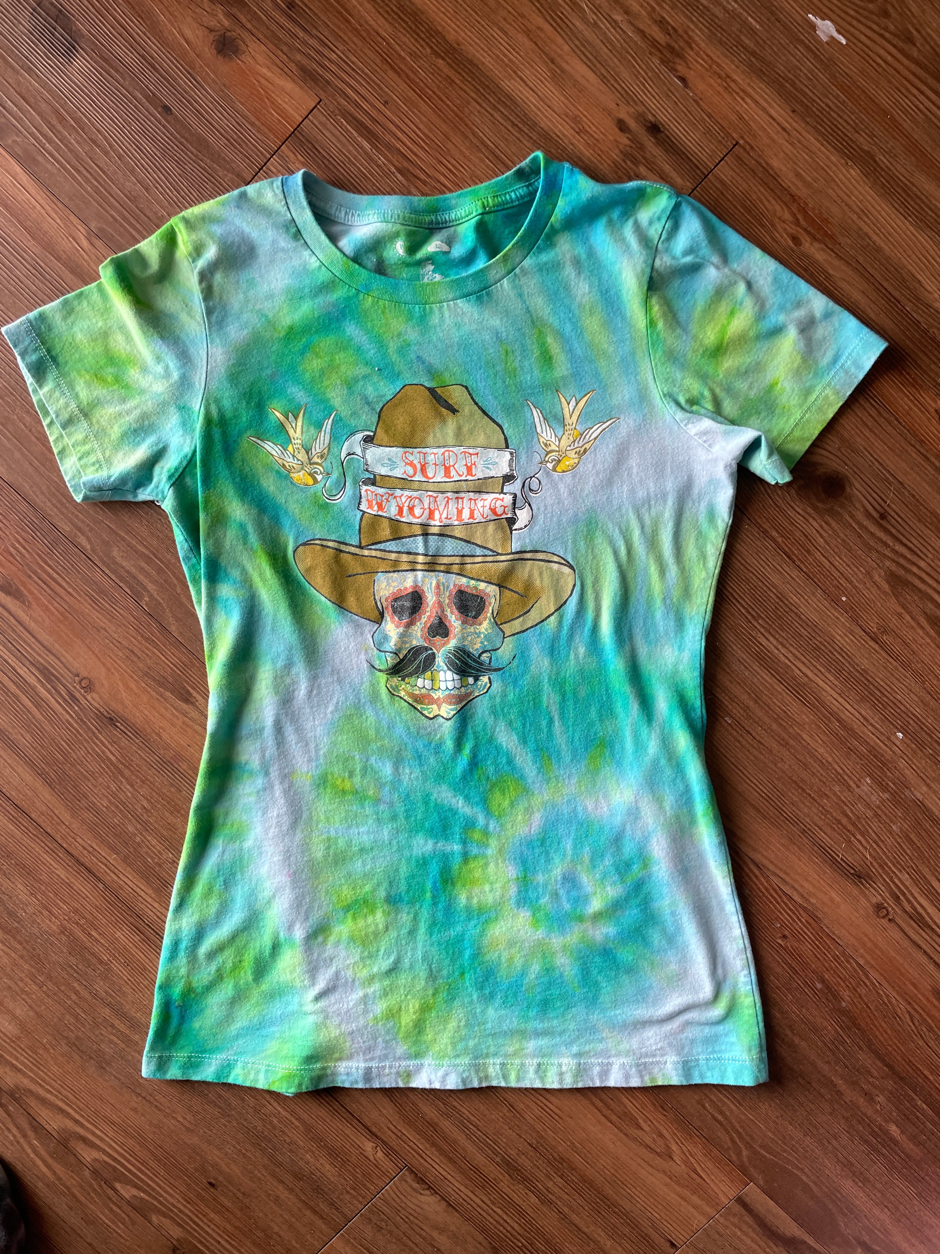 LARGE Women’s Surf Wyoming Dias de Los Muertos Sundance Kid Sugar Skull Handmade Tie Dye T-Shirt | One-Of-a-Kind Pastel Green and Blue Spiral Short Sleeve