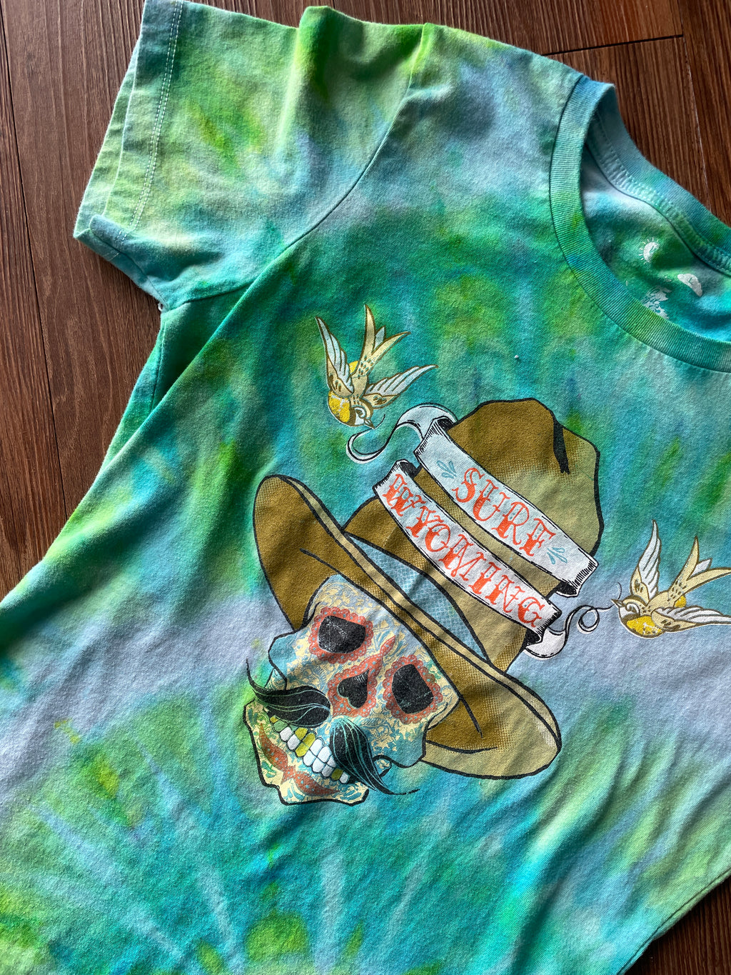 LARGE Women’s Surf Wyoming Dias de Los Muertos Sundance Kid Sugar Skull Handmade Tie Dye T-Shirt | One-Of-a-Kind Pastel Green and Blue Spiral Short Sleeve