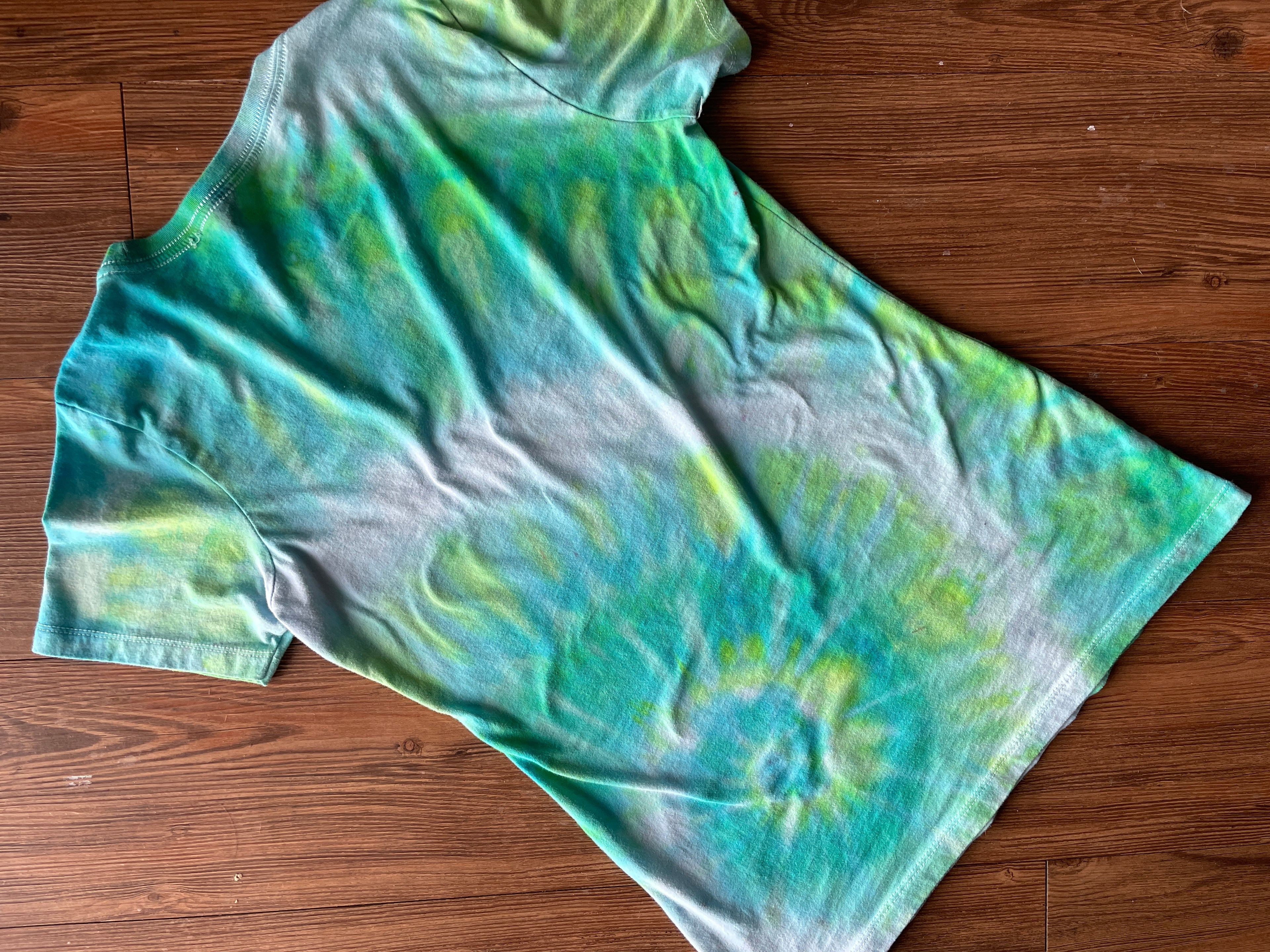 LARGE Women’s Surf Wyoming Dias de Los Muertos Sundance Kid Sugar Skull Handmade Tie Dye T-Shirt | One-Of-a-Kind Pastel Green and Blue Spiral Short Sleeve