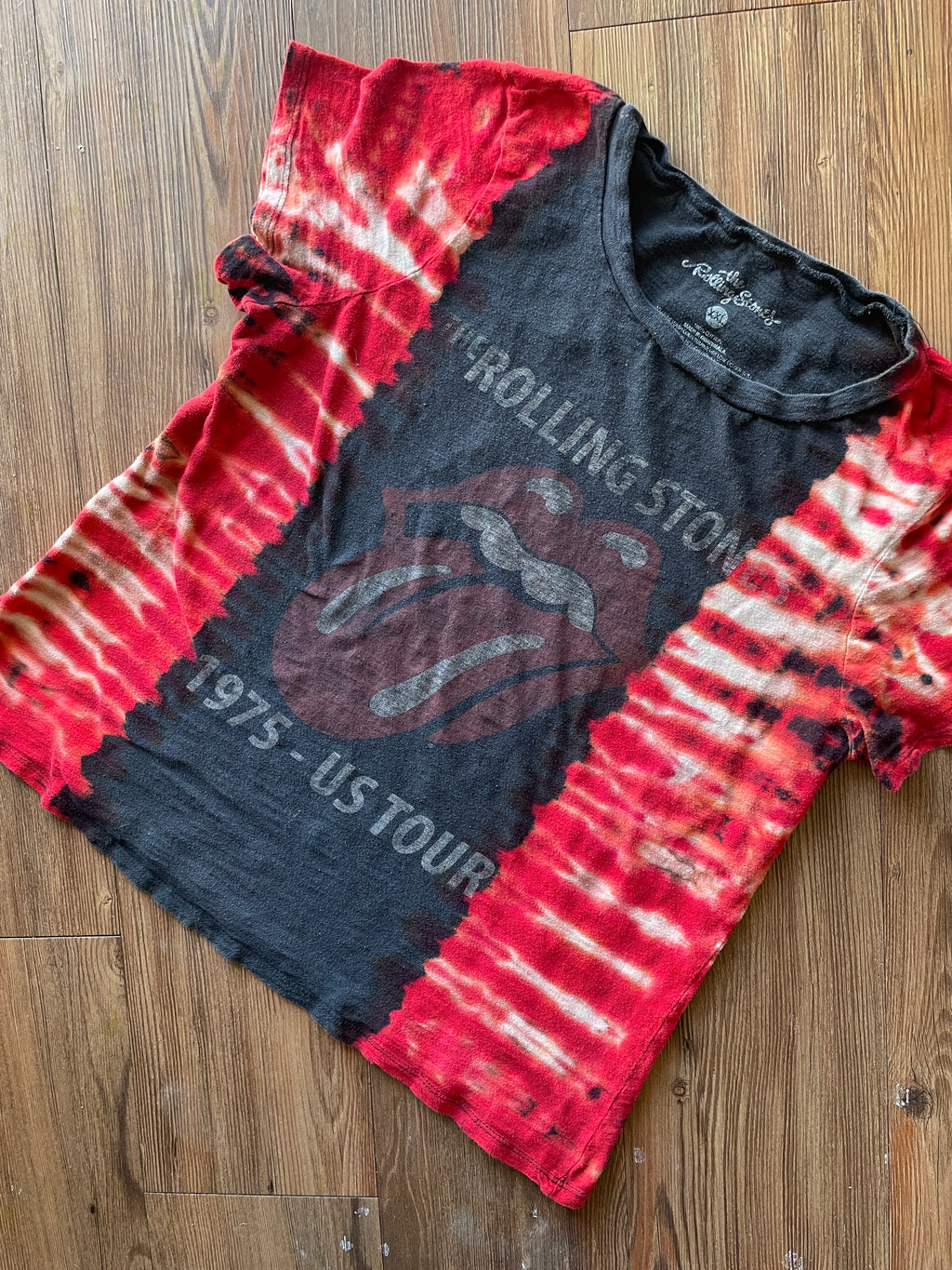 2XL Women’s Rolling Stones Hot Lips Handmade Tie Dye T-Shirt | One-Of-a-Kind Red and Black Pleated Short Sleeve