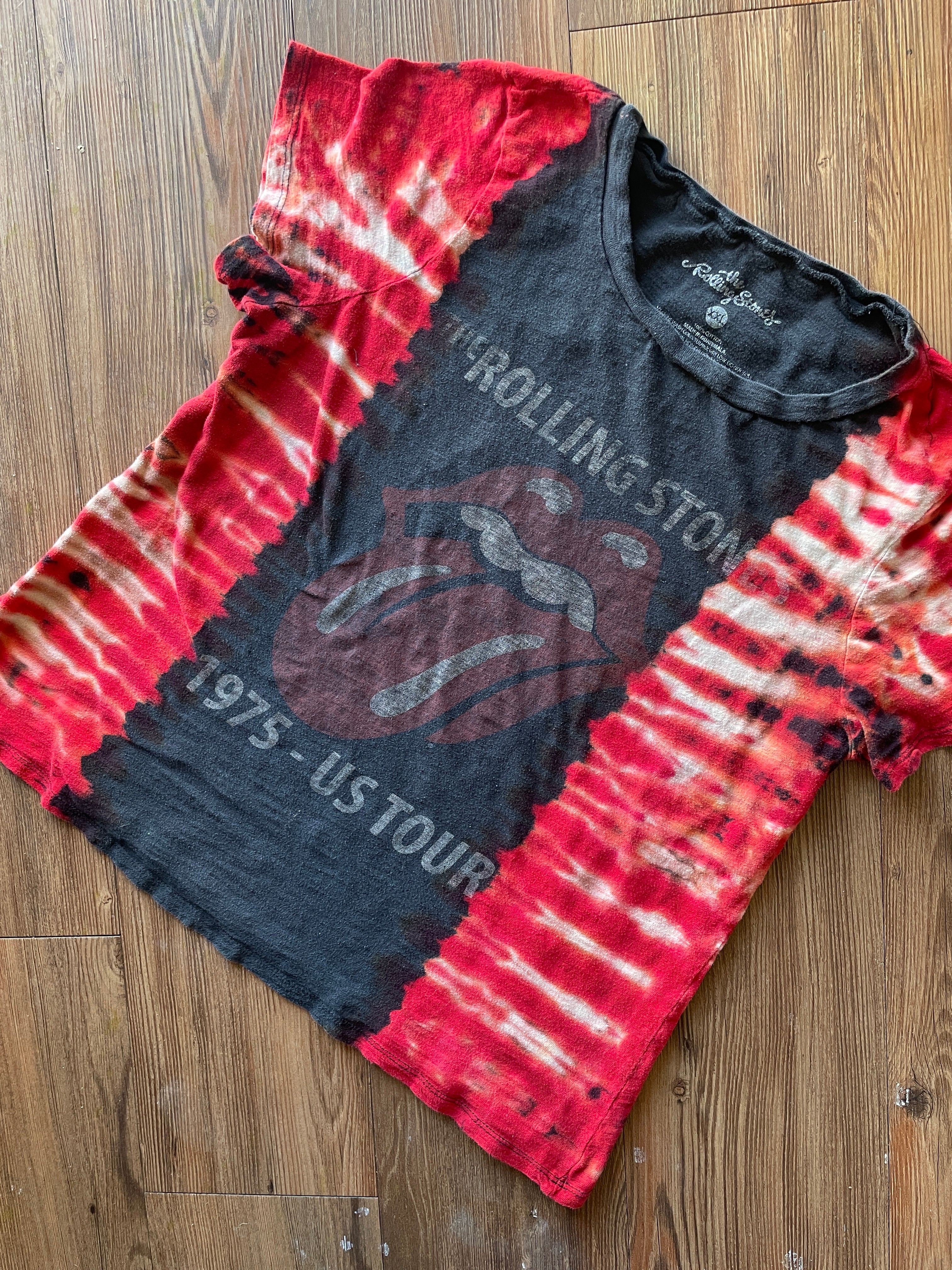 2XL Women’s Rolling Stones Hot Lips Handmade Tie Dye T-Shirt | One-Of-a-Kind Red and Black Pleated Short Sleeve