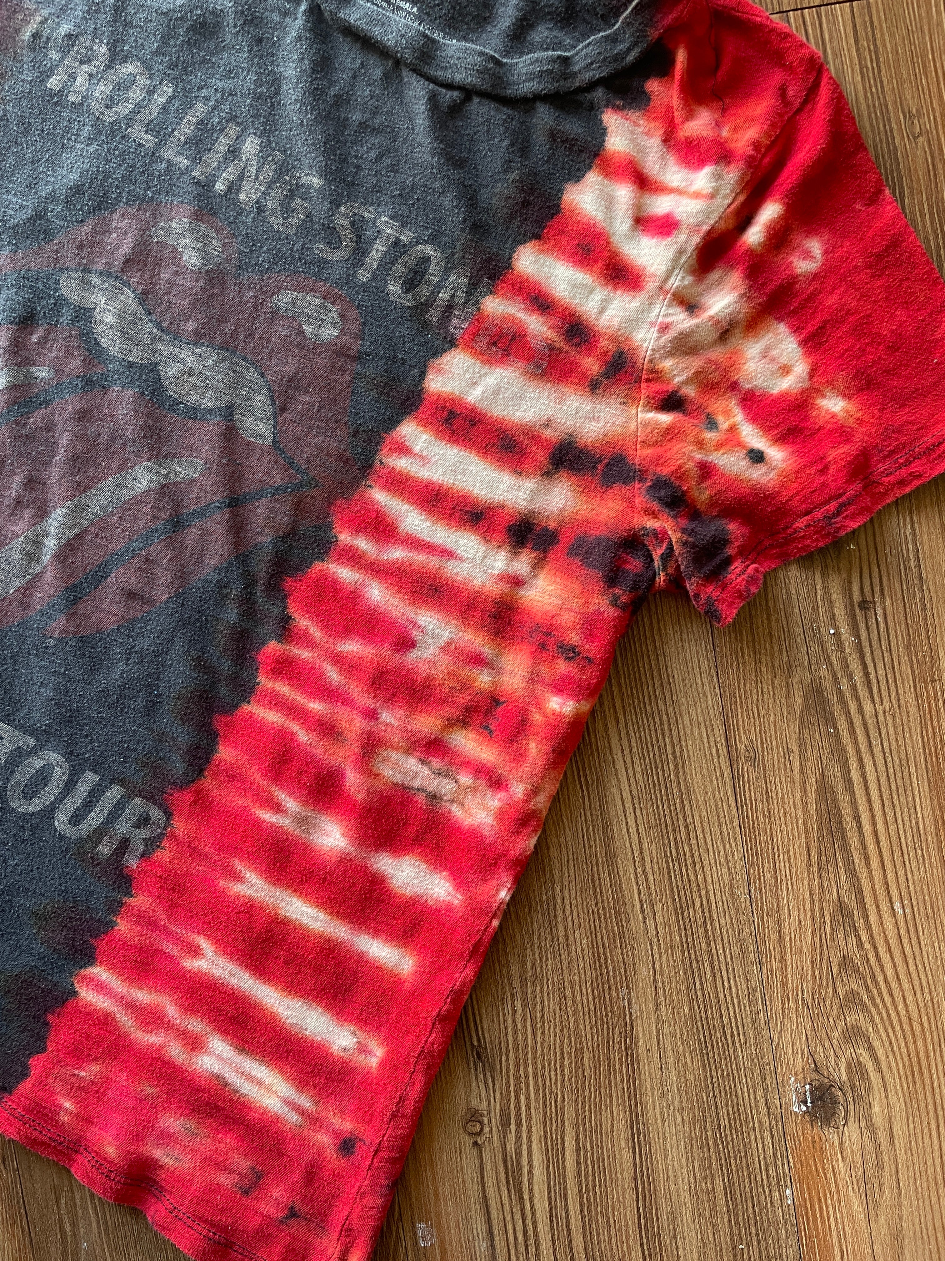 2XL Women’s Rolling Stones Hot Lips Handmade Tie Dye T-Shirt | One-Of-a-Kind Red and Black Pleated Short Sleeve