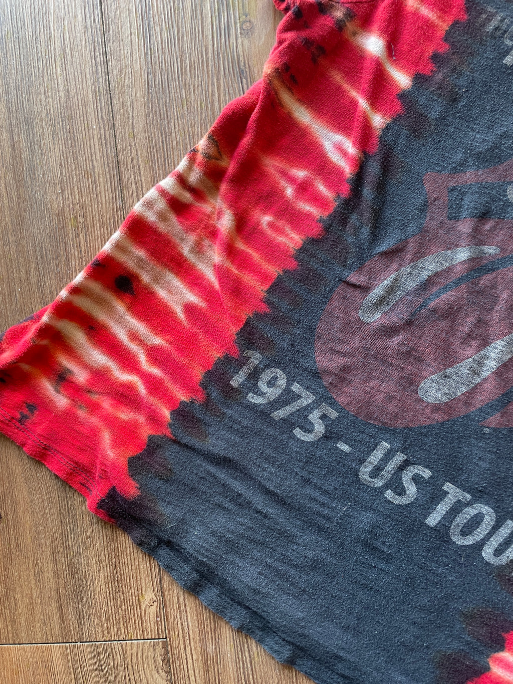 2XL Women’s Rolling Stones Hot Lips Handmade Tie Dye T-Shirt | One-Of-a-Kind Red and Black Pleated Short Sleeve