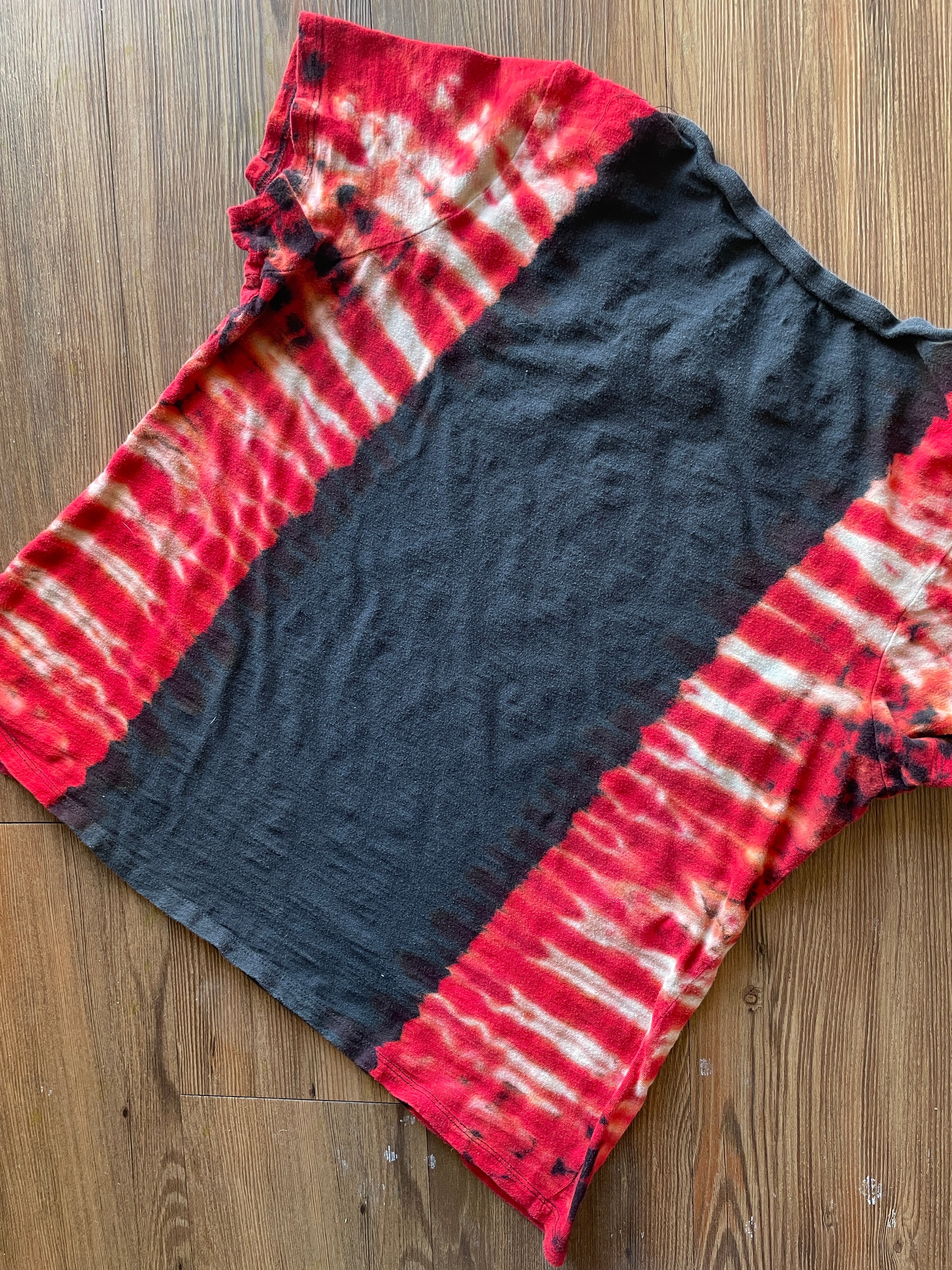 2XL Women’s Rolling Stones Hot Lips Handmade Tie Dye T-Shirt | One-Of-a-Kind Red and Black Pleated Short Sleeve