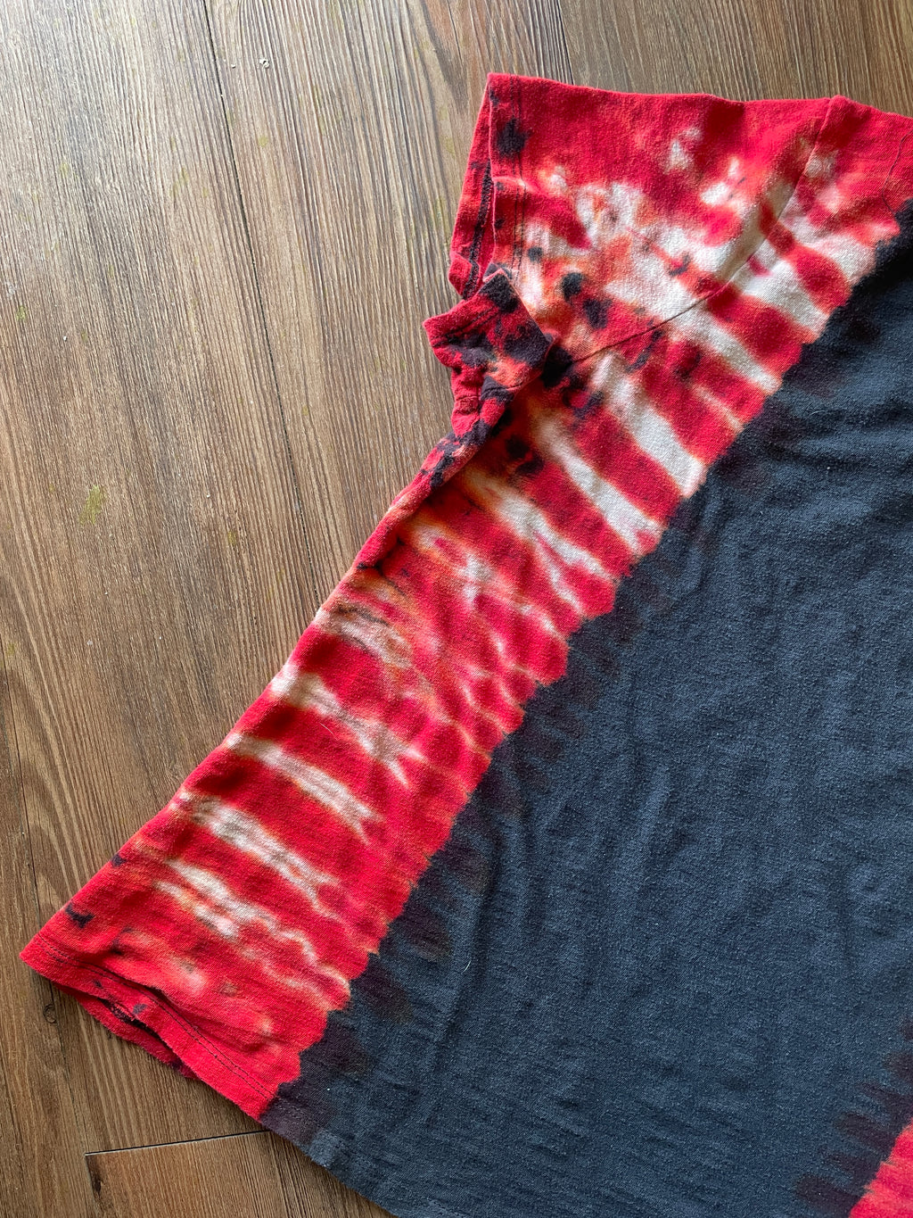 2XL Women’s Rolling Stones Hot Lips Handmade Tie Dye T-Shirt | One-Of-a-Kind Red and Black Pleated Short Sleeve