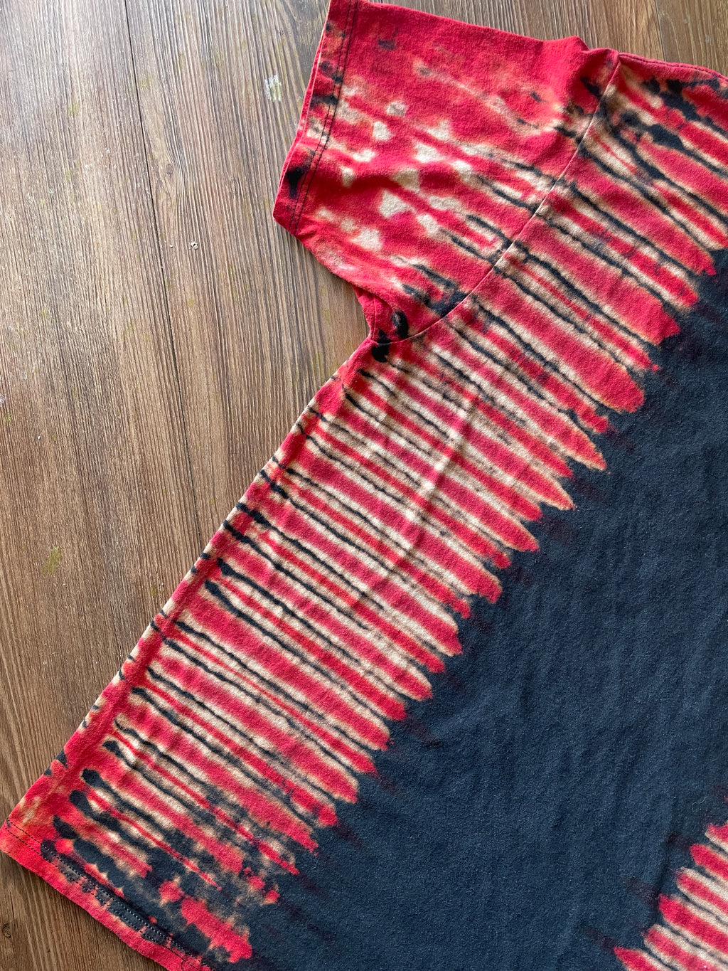 LARGE Men’s Selena Red Roses Handmade Tie Dye T-Shirt | One-Of-a-Kind Black and Red Short Sleeve