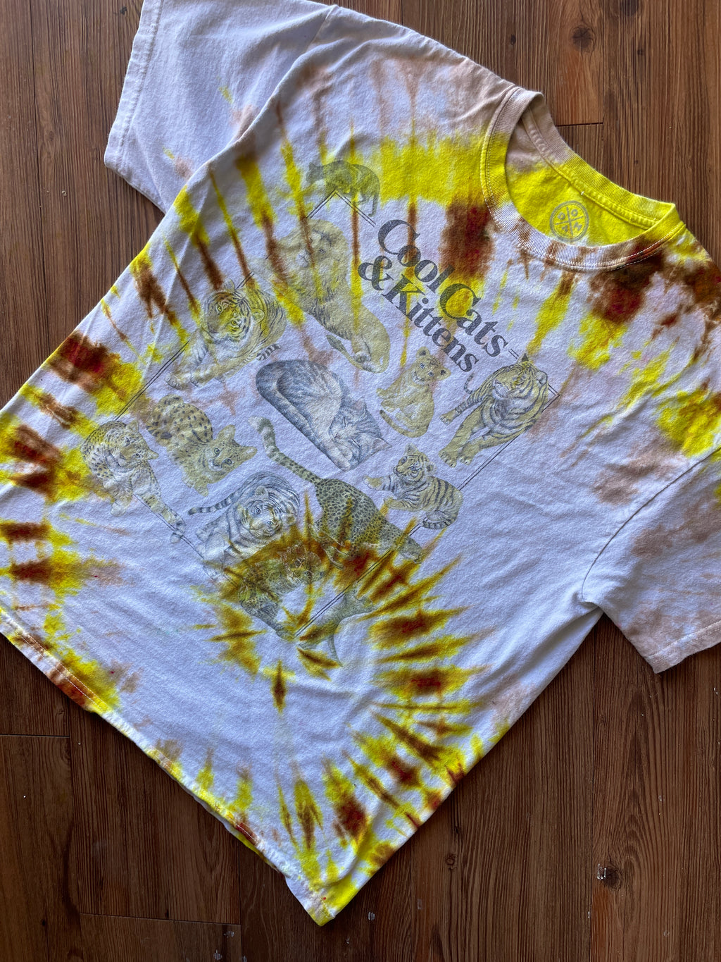 XL Men’s Cool Cats & Kittens Handmade Tie Dye T-Shirt | One-Of-a-Kind Yellow and White Spiral Short Sleeve