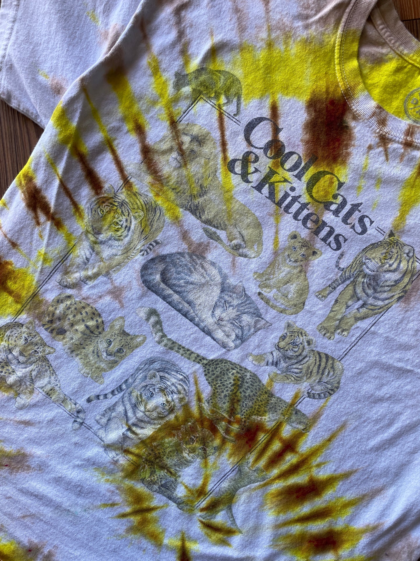 XL Men’s Cool Cats & Kittens Handmade Tie Dye T-Shirt | One-Of-a-Kind Yellow and White Spiral Short Sleeve