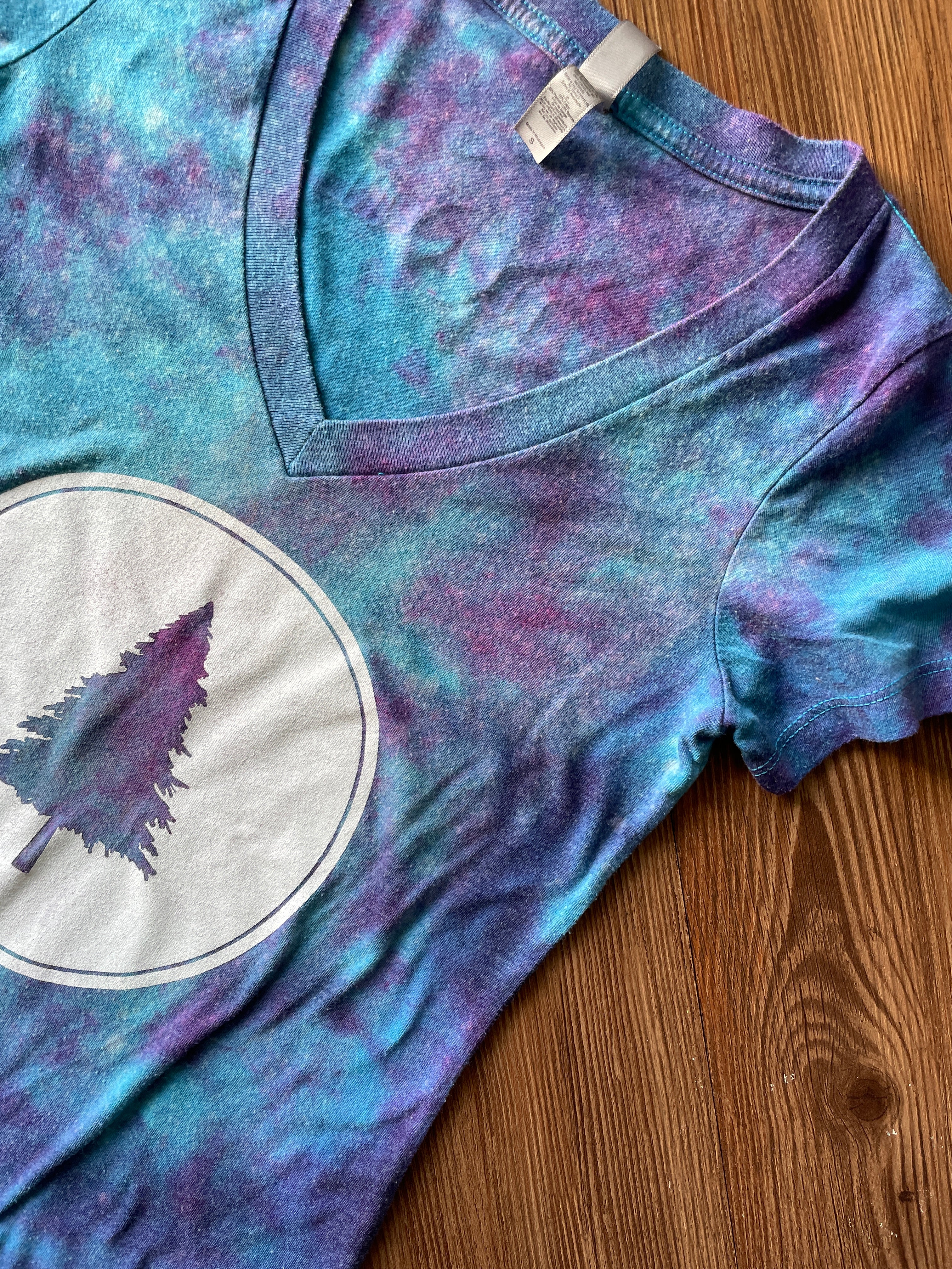 SMALL Women’s Lone Pine Brewing (Portland, Maine) Galaxy Handmade Tie Dye V-Neck T-Shirt | One-Of-a-Kind Pastel Blue and Purple Short Sleeve