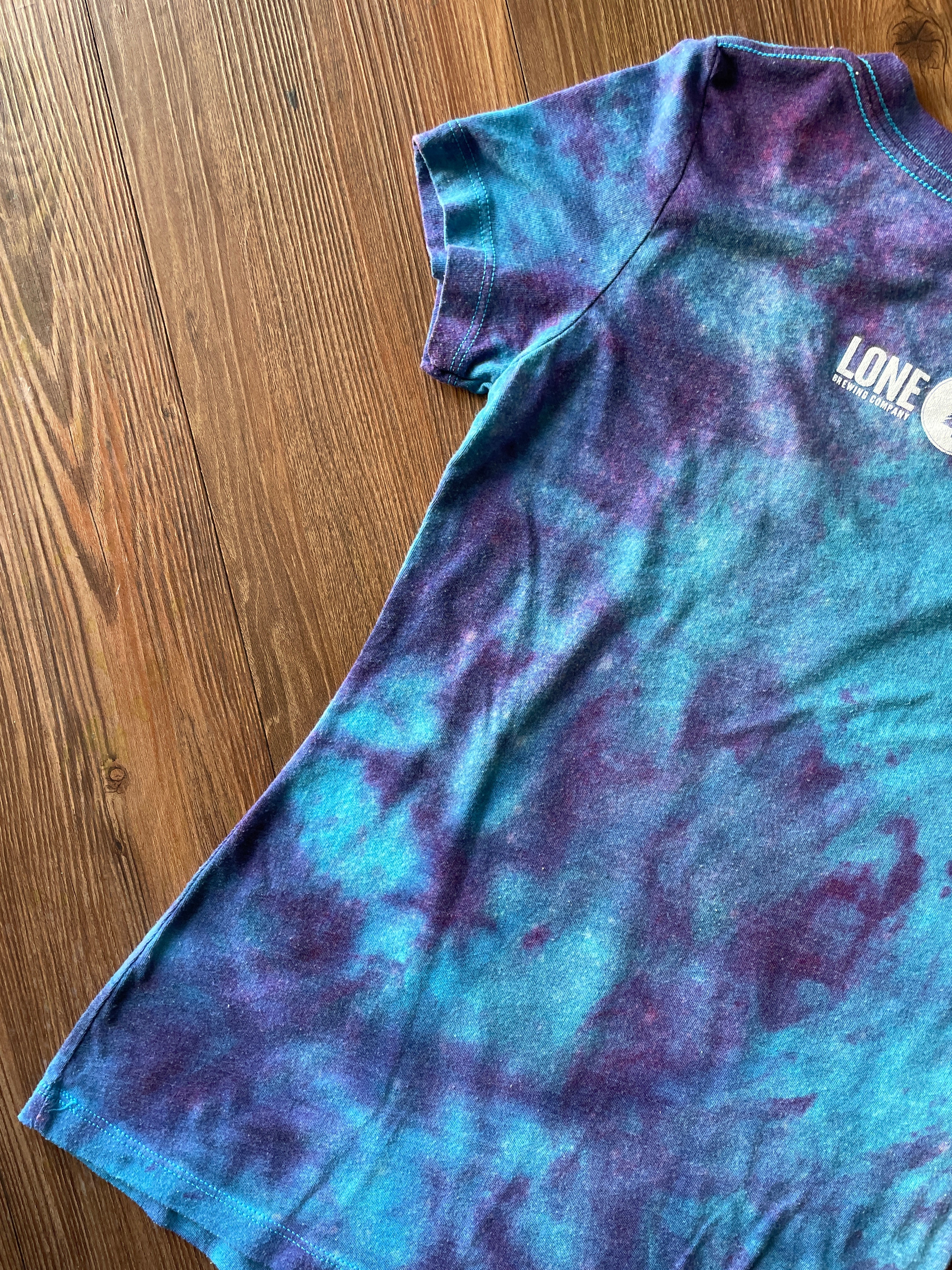 SMALL Women’s Lone Pine Brewing (Portland, Maine) Galaxy Handmade Tie Dye V-Neck T-Shirt | One-Of-a-Kind Pastel Blue and Purple Short Sleeve