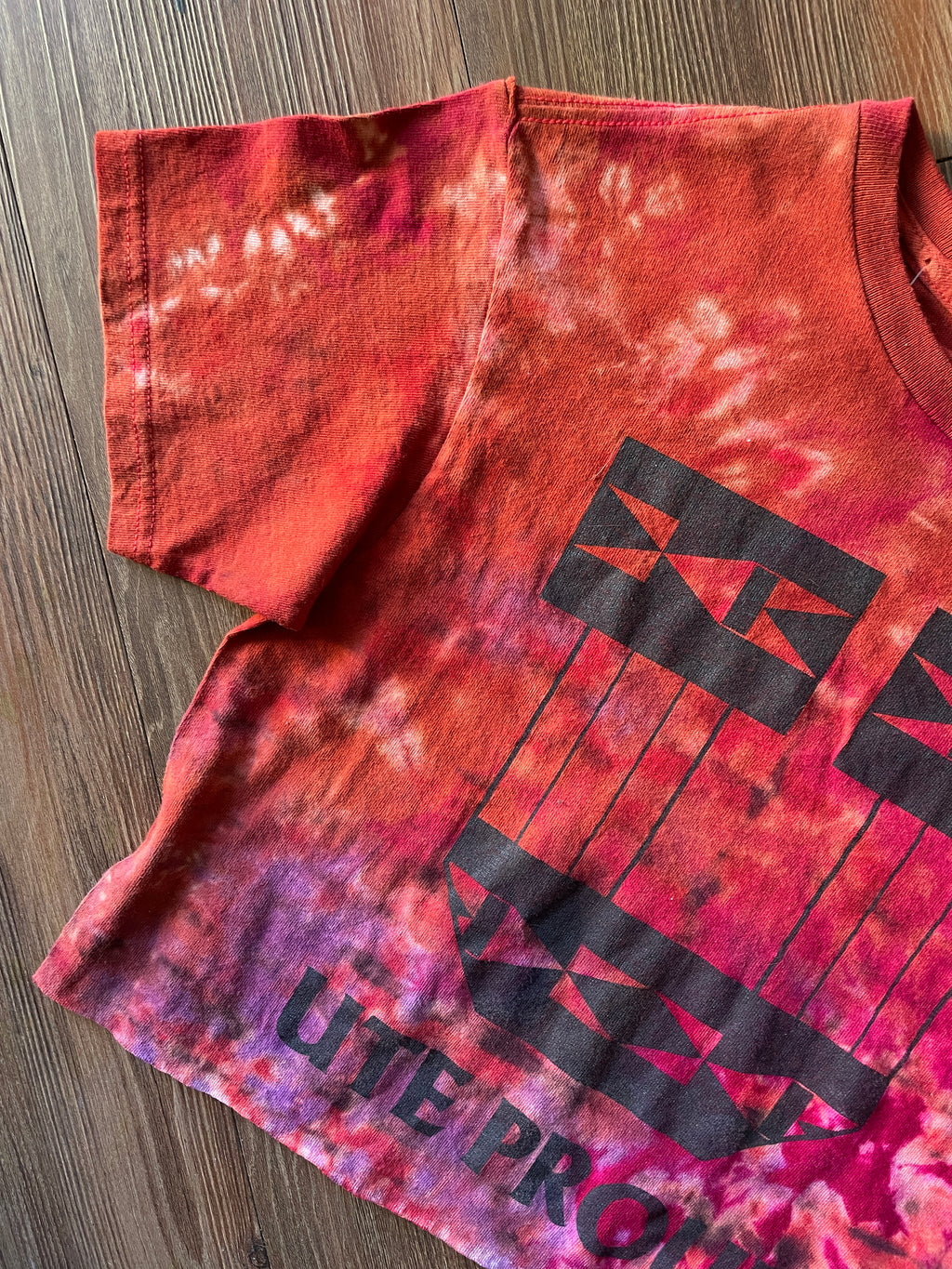 SMALL Men’s Ute Proud Tie Dye Cropped T-Shirt | Ute Indian Tribe Red and Black Reverse Tie Dye Short Sleeve Crop Top