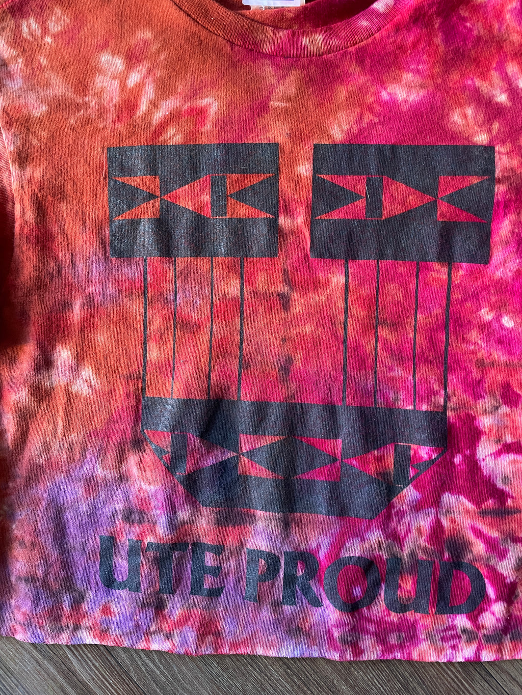 SMALL Men’s Ute Proud Tie Dye Cropped T-Shirt | Ute Indian Tribe Red and Black Reverse Tie Dye Short Sleeve Crop Top