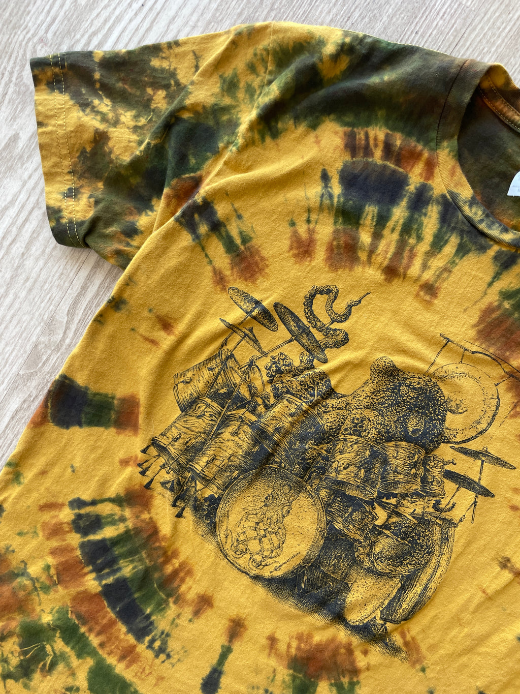 MEDIUM Men’s Yellow Octo-drummer Handmade Tie Dye T-Shirt | One-Of-a-Kind Yellow and Brown Short Sleeve