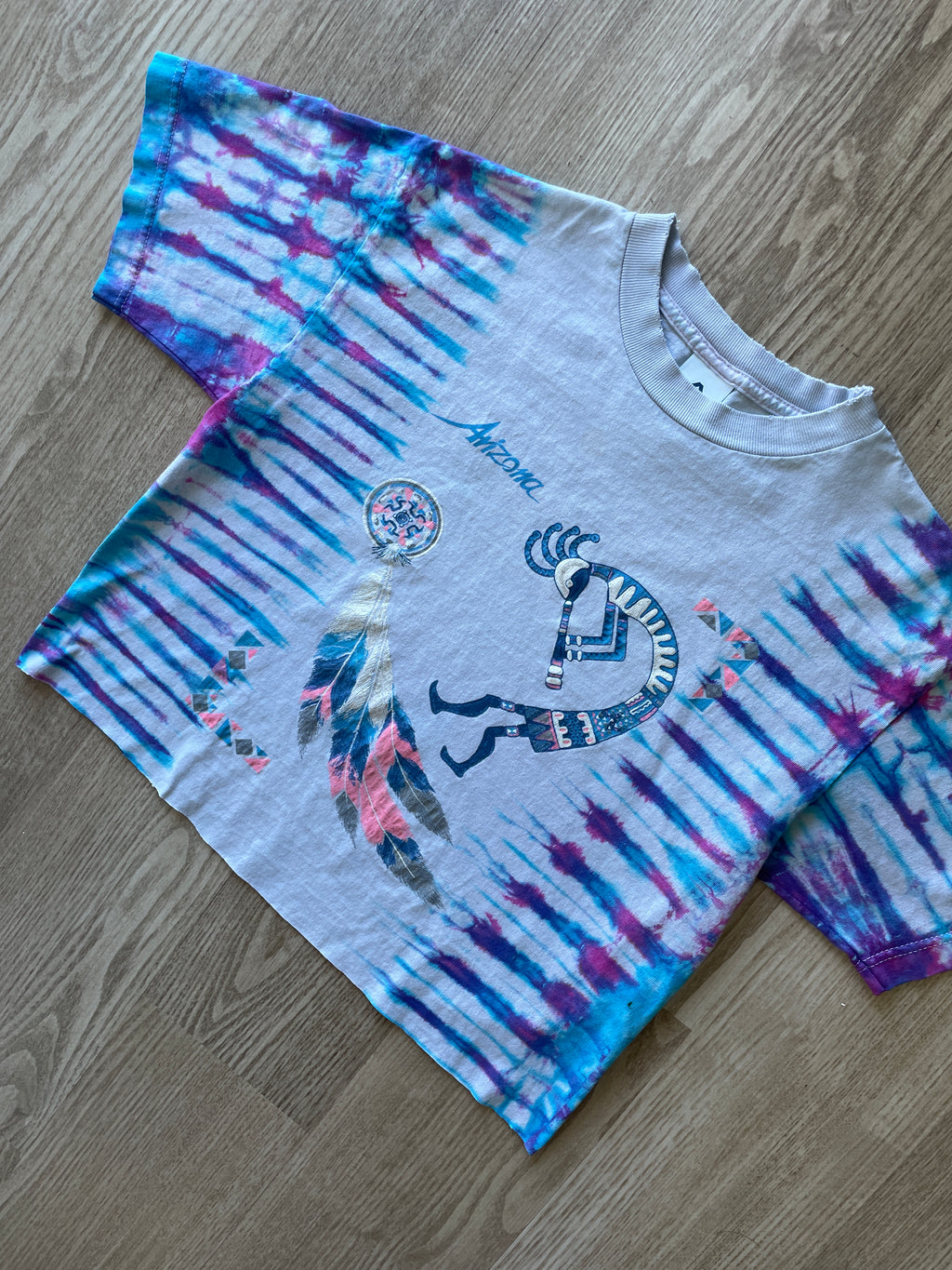 MEDIUM Men’s Vintage Arizona Kokopeli Handmade Tie Dye Cropped T-Shirt | One-Of-a-Kind Pastel Pink and Blue Sleeve Crop Top