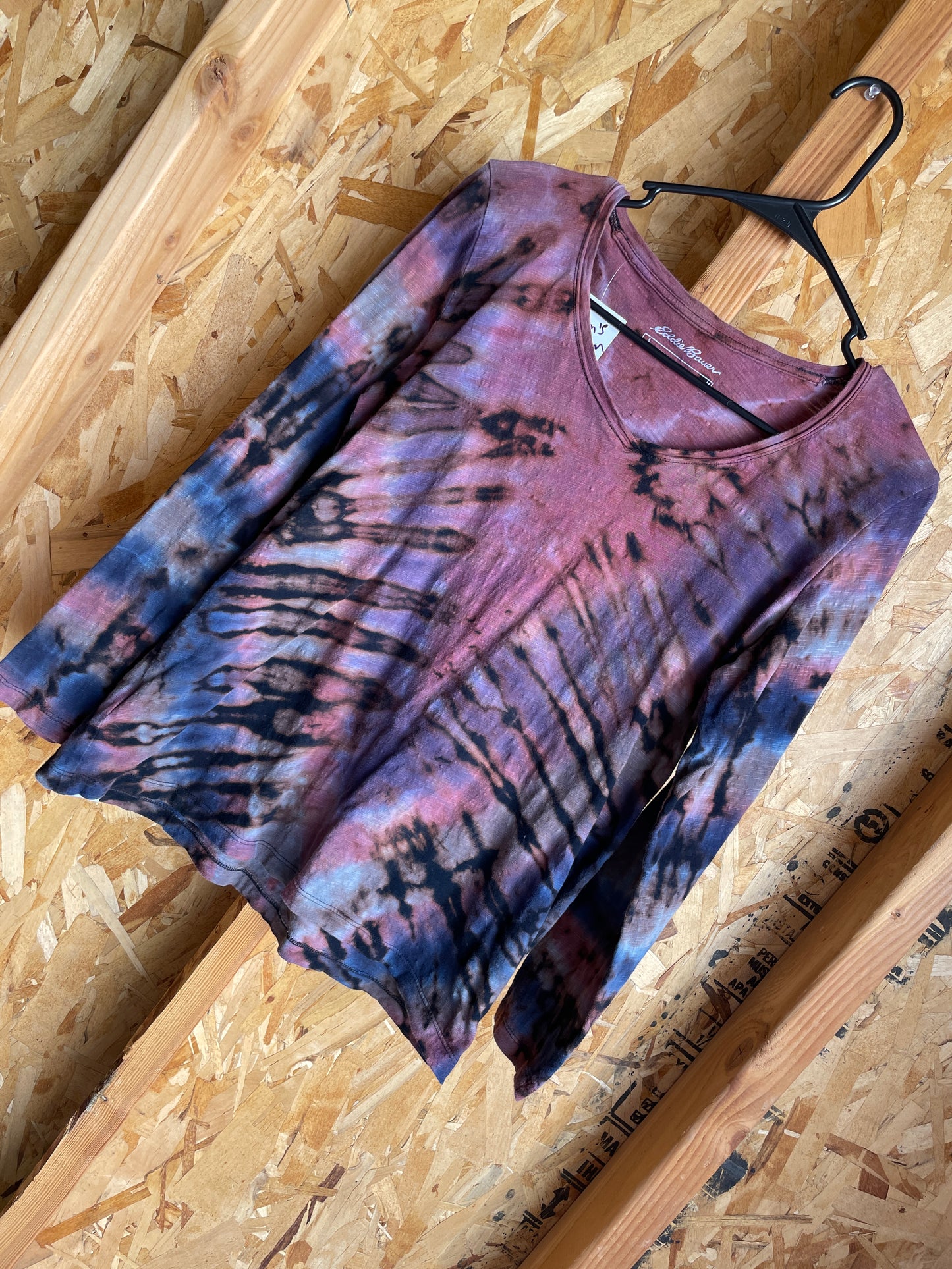 Large Women’s Eddie Bauer Handmade Tie Dye V-Neck T-Shirt | Black, Purple, and Blue Reverse Tie Dye Pleated Long Sleeve