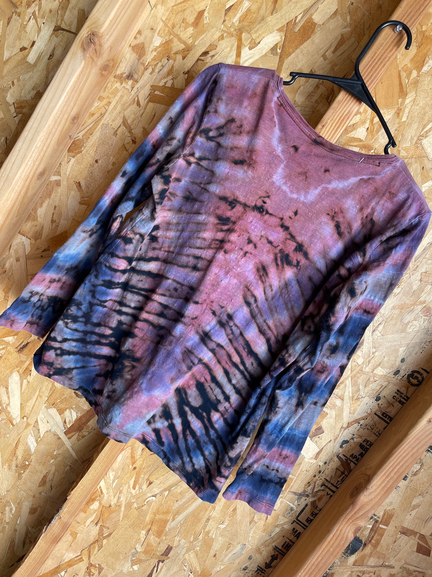 Large Women’s Eddie Bauer Handmade Tie Dye V-Neck T-Shirt | Black, Purple, and Blue Reverse Tie Dye Pleated Long Sleeve