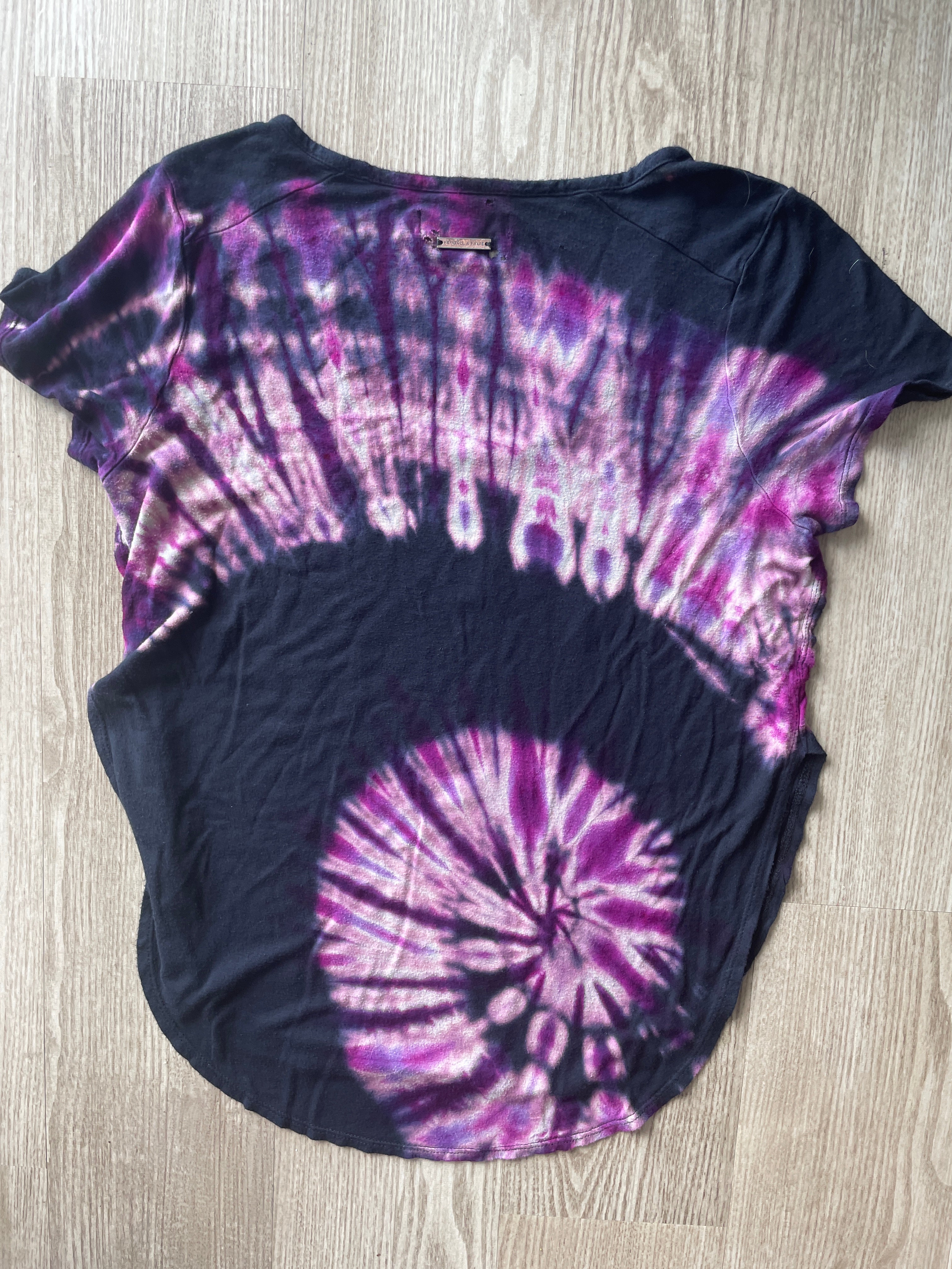 MEDIUM Women’s Libra The Scales Handmade Reverse Tie Dye Flowy Tee | One-Of-a-Kind Black and Purple Side Slit Short Sleeve T-Shirt