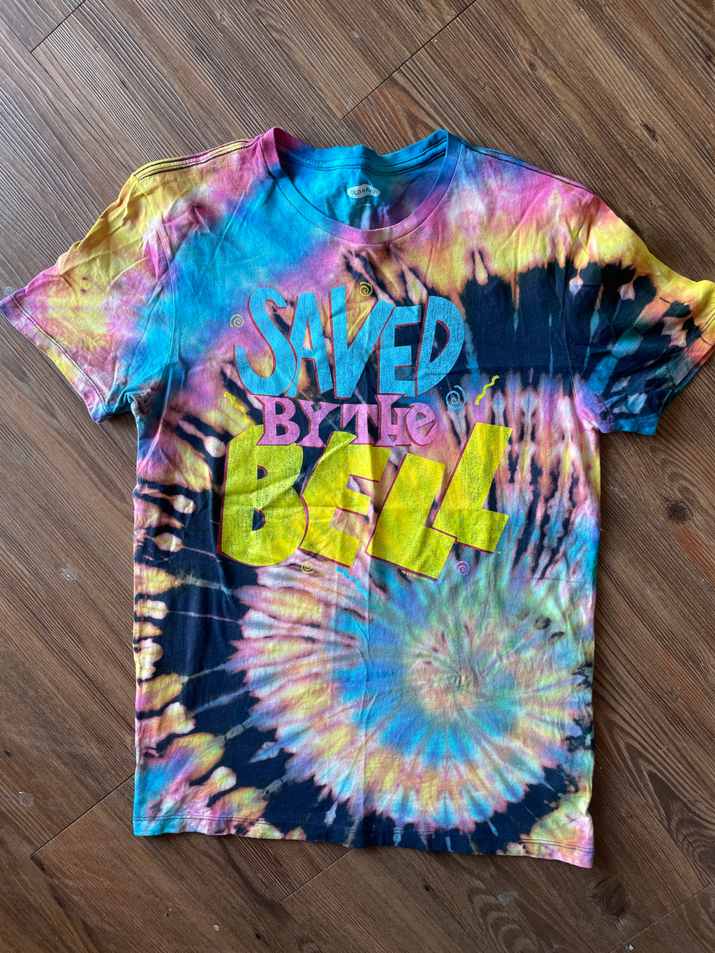 SMALL Men’s Saved By The Bell Tie Dye T-Shirt | Classic 90s TV Reverse Tie Dye Spiral Short Sleeve