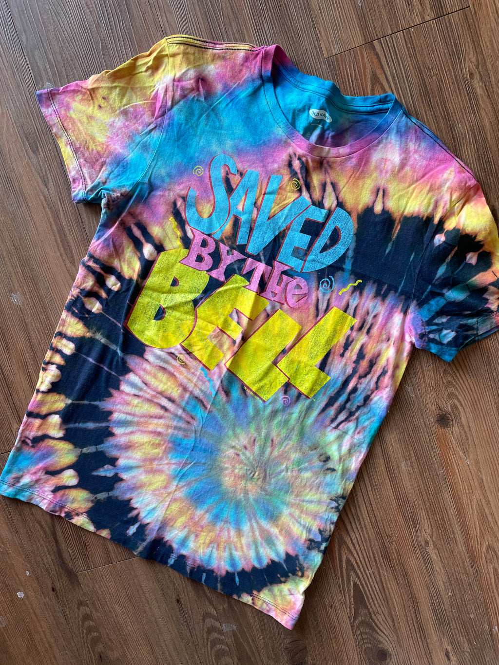 SMALL Men’s Saved By The Bell Tie Dye T-Shirt | Classic 90s TV Reverse Tie Dye Spiral Short Sleeve