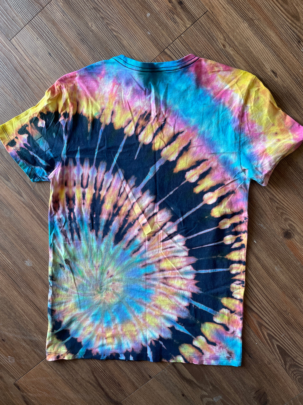 SMALL Men’s Saved By The Bell Tie Dye T-Shirt | Classic 90s TV Reverse Tie Dye Spiral Short Sleeve