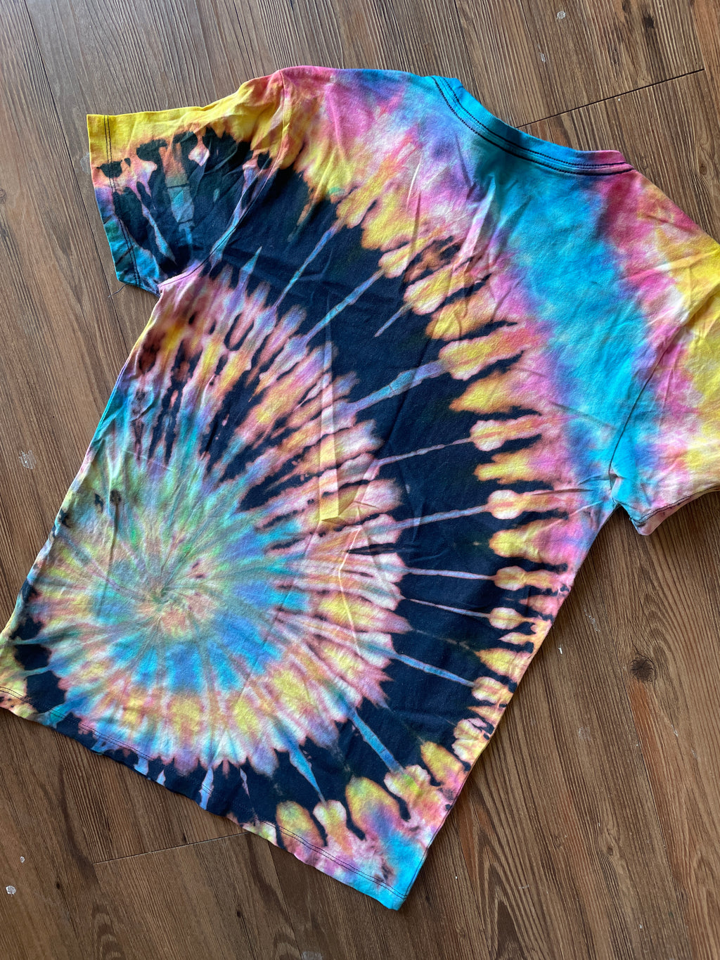 SMALL Men’s Saved By The Bell Tie Dye T-Shirt | Classic 90s TV Reverse Tie Dye Spiral Short Sleeve