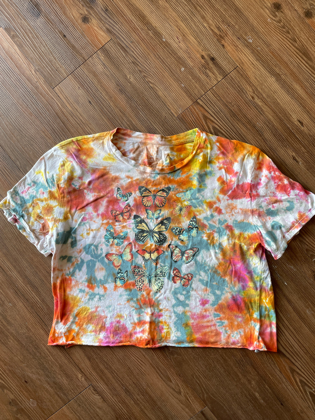 XL Women’s Butterfly Tie Dye Crop Top | Entemology  Reverse Tie Dye Short Sleeve