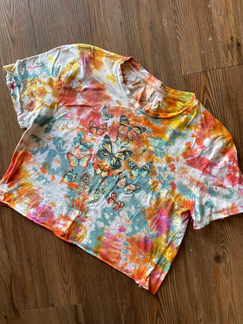 XL Women’s Butterfly Tie Dye Crop Top | Entemology  Reverse Tie Dye Short Sleeve