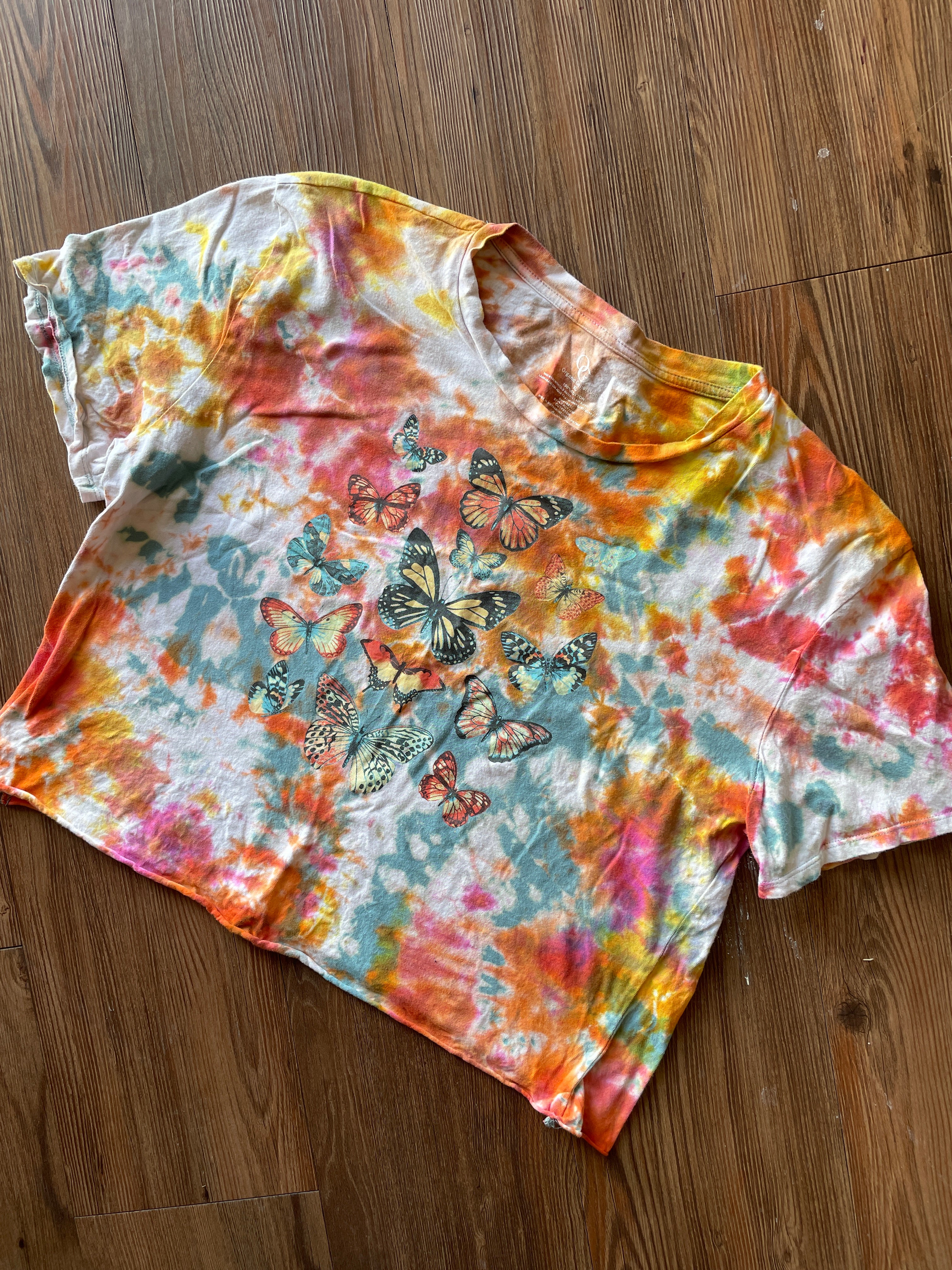 XL Women’s Butterfly Tie Dye Crop Top | Entemology  Reverse Tie Dye Short Sleeve