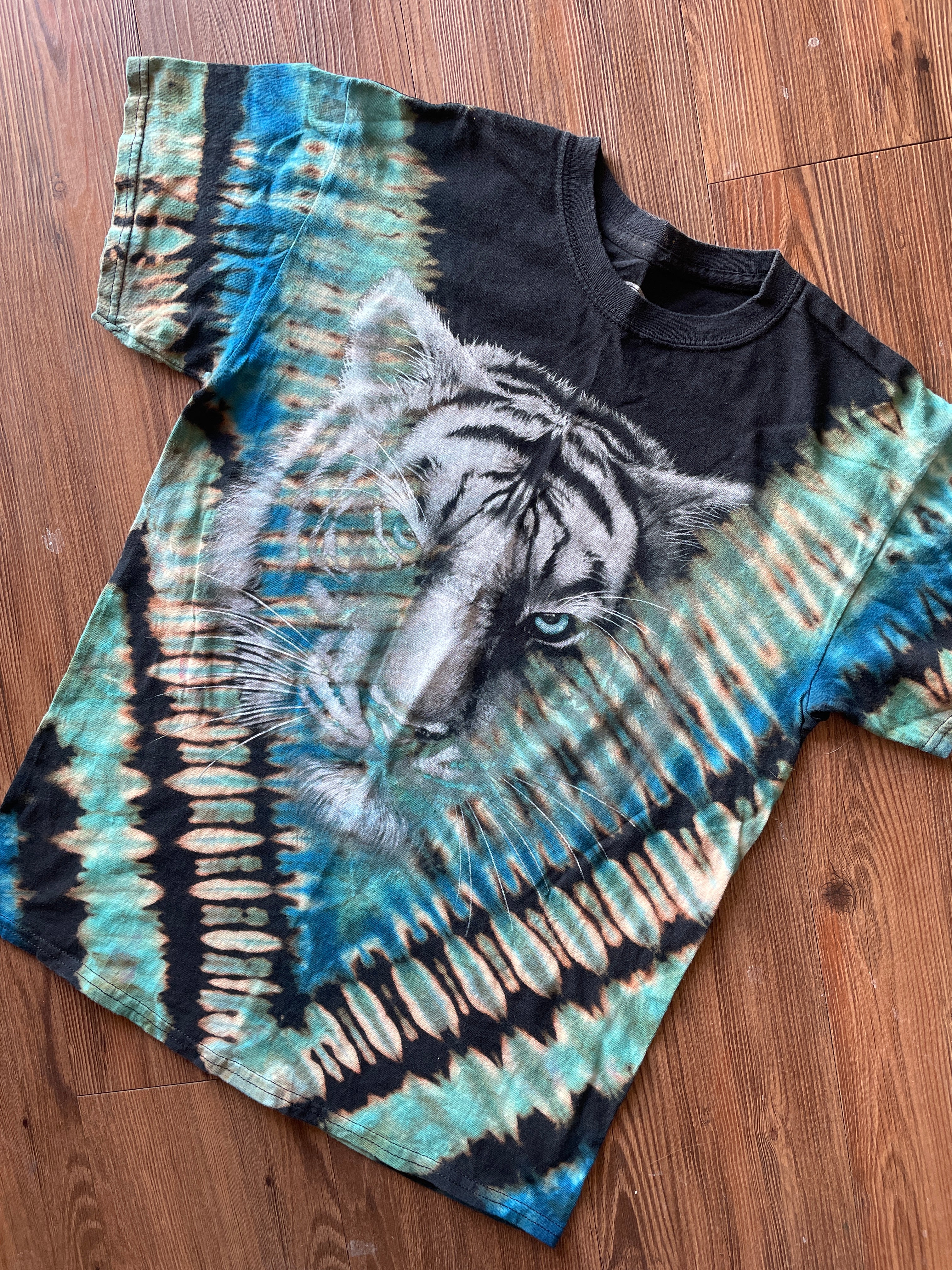 MEDIUM Men’s Tiger Stripes Tie Dye T-Shirt | Black and Blue Stripes Reverse Tie Dye Short Sleeve