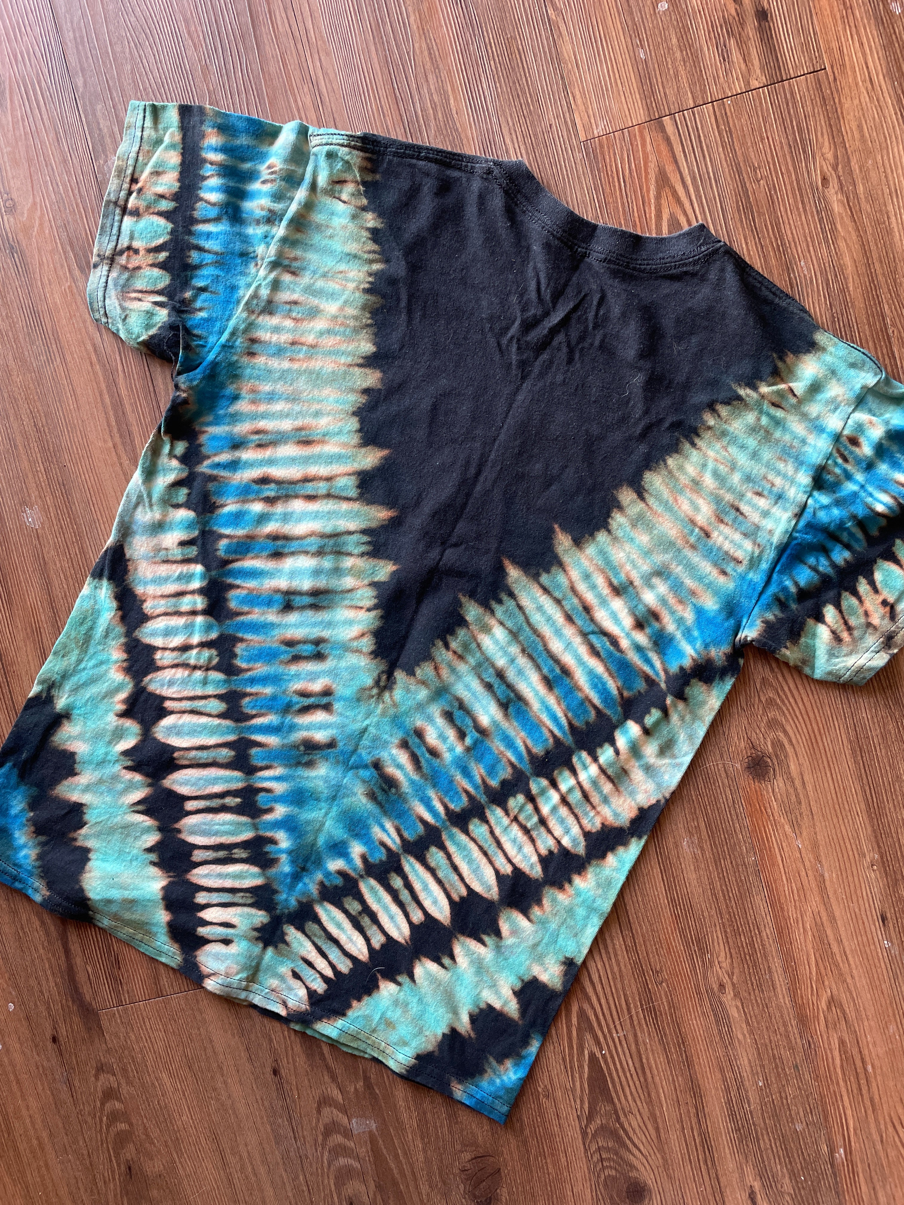 MEDIUM Men’s Tiger Stripes Tie Dye T-Shirt | Black and Blue Stripes Reverse Tie Dye Short Sleeve