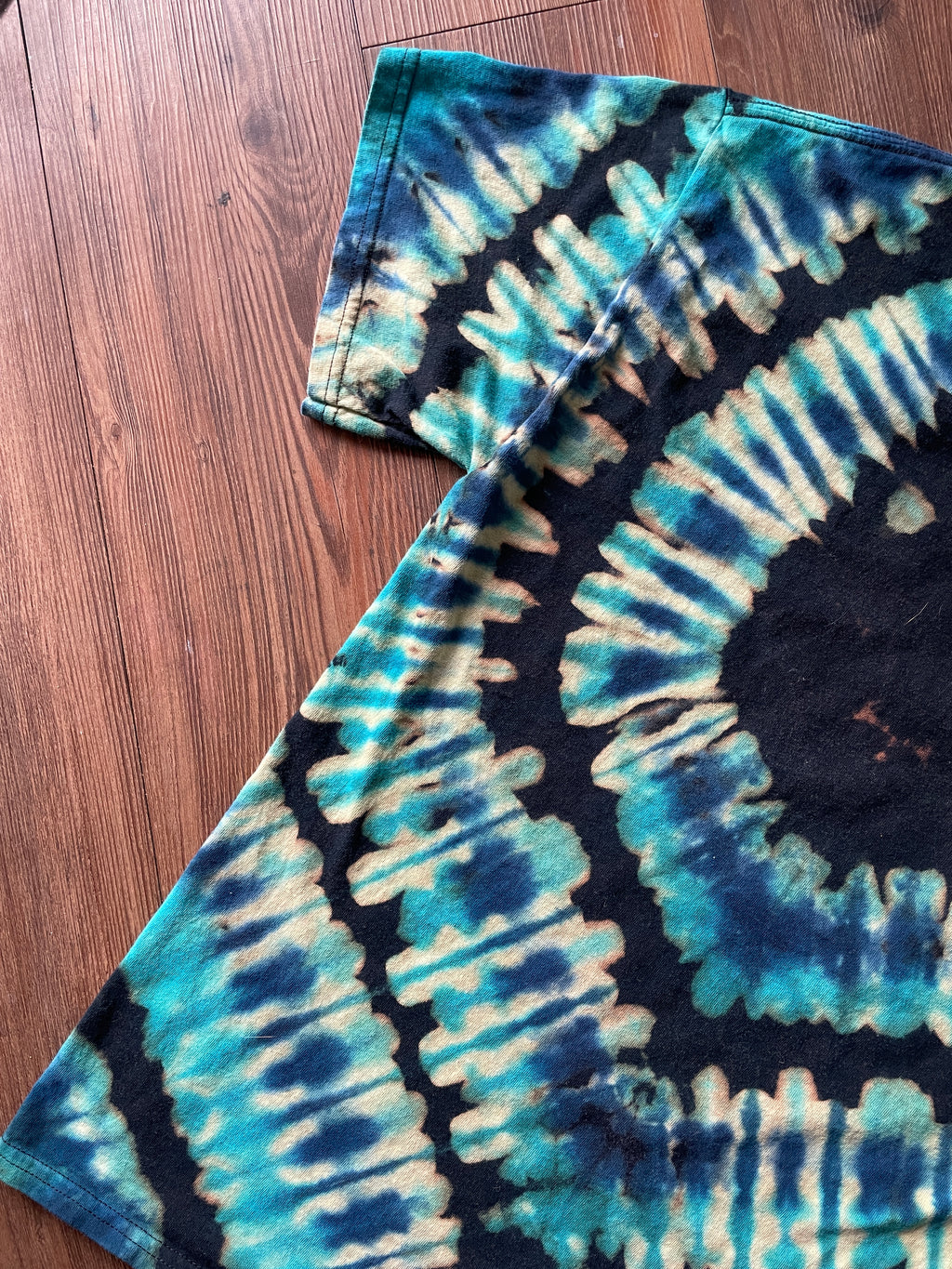 Large Men’s Dr. Who Tardis Handmade Tie Dye T-Shirt | Black and Blue Pleated Tie Dye Short Sleeve